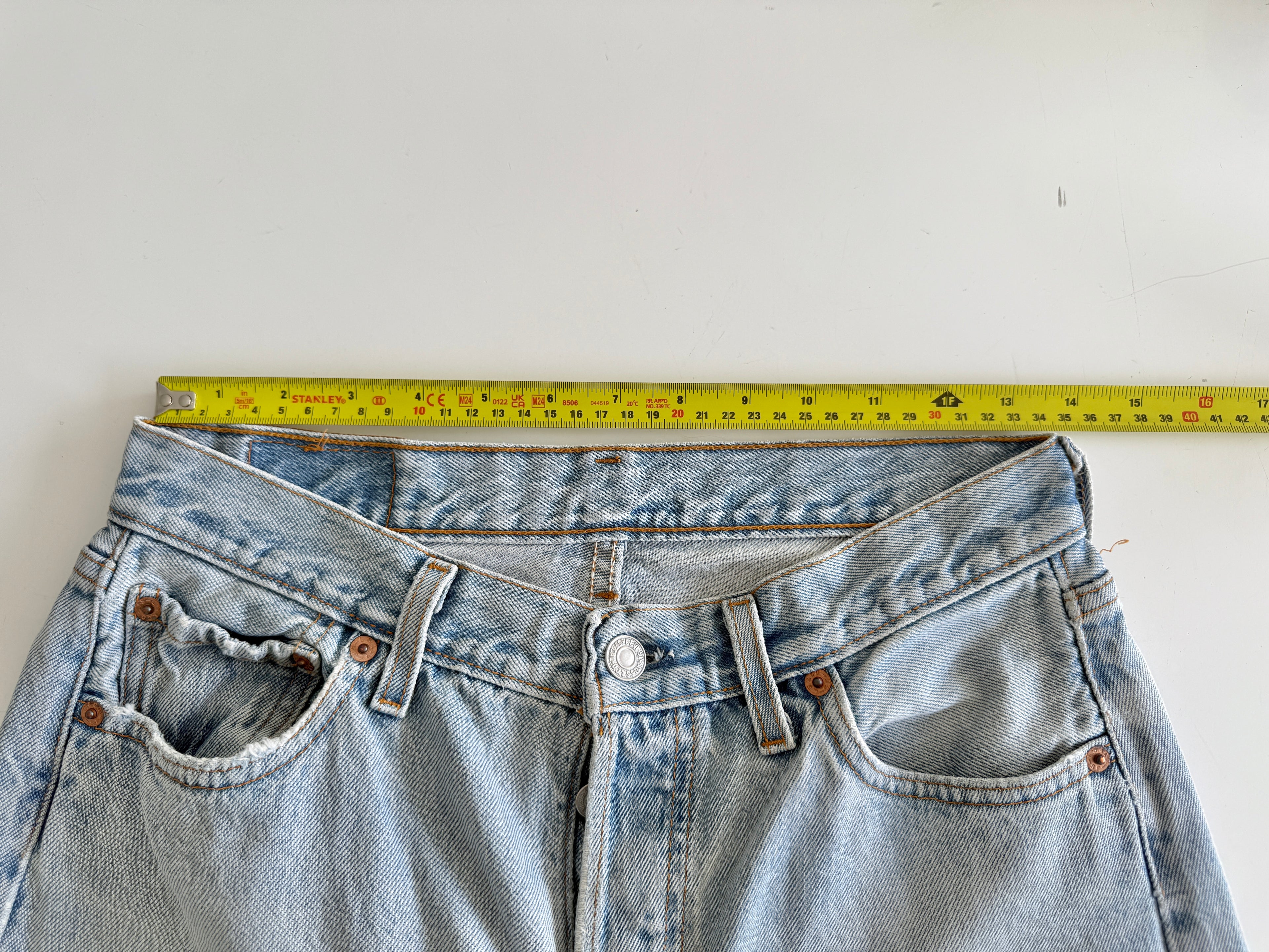 Distressed W28 L29 vintage Levis 501 27/28” measured light faded blue denim 90’s 501s USA student fit