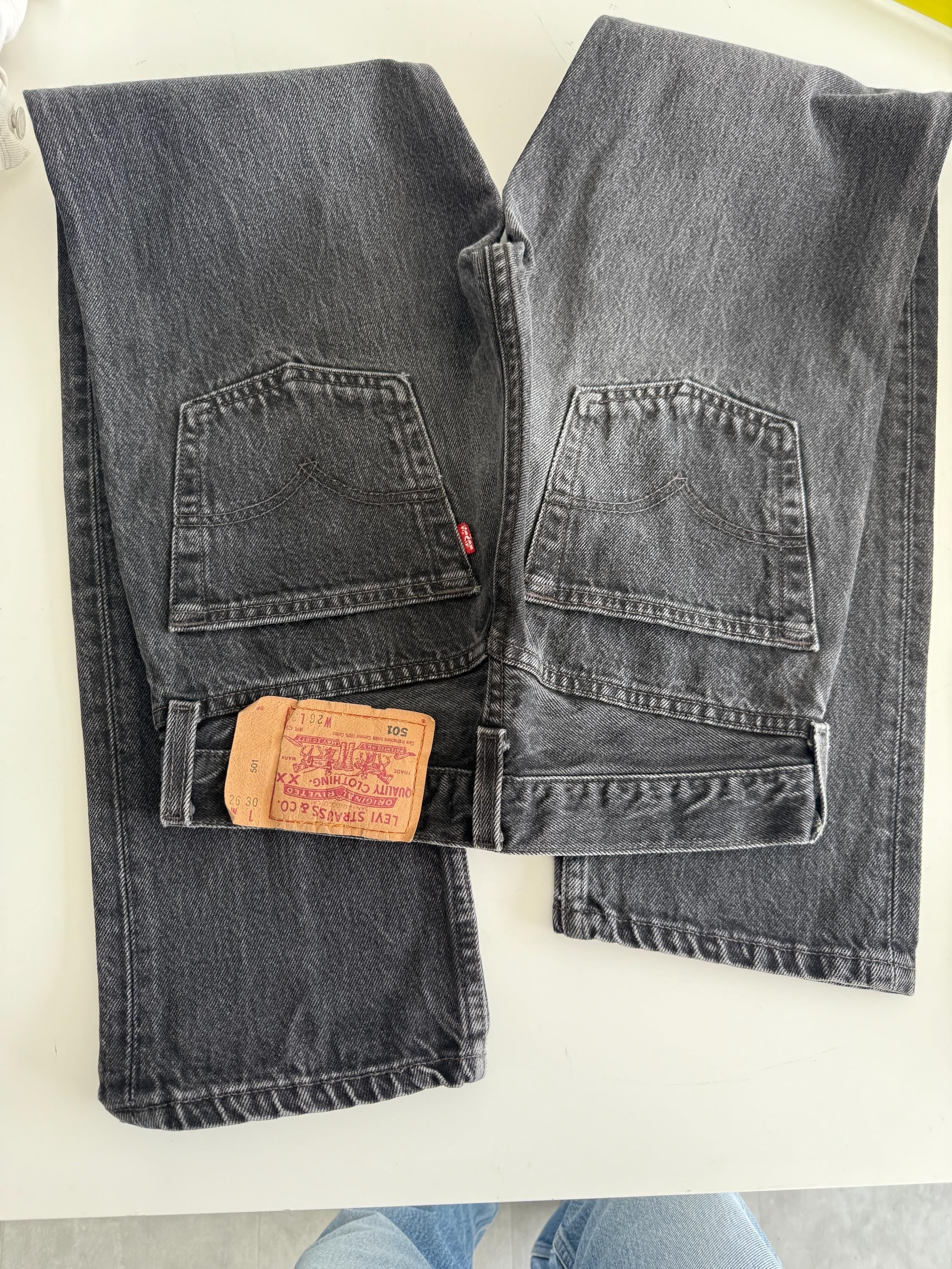 W24 L30 Levis 501 vintage 23-24” waist medium blue 501s made in USA 90s (mayuk)