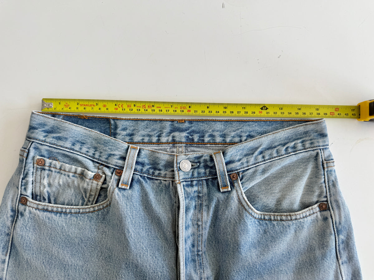 W31 L28 vintage Levis 501 light blue 30/31” measured waist 501s 90s USA