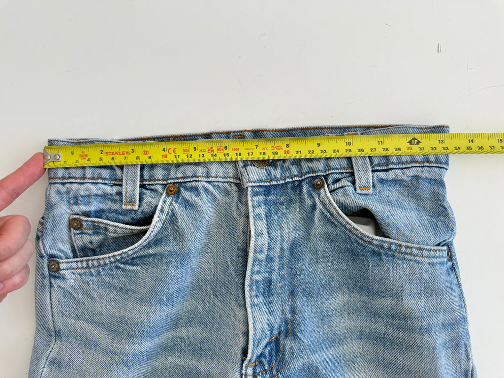 W25 L30 vintage Levis 716 25” measured waist light faded blue USA 70s 716s