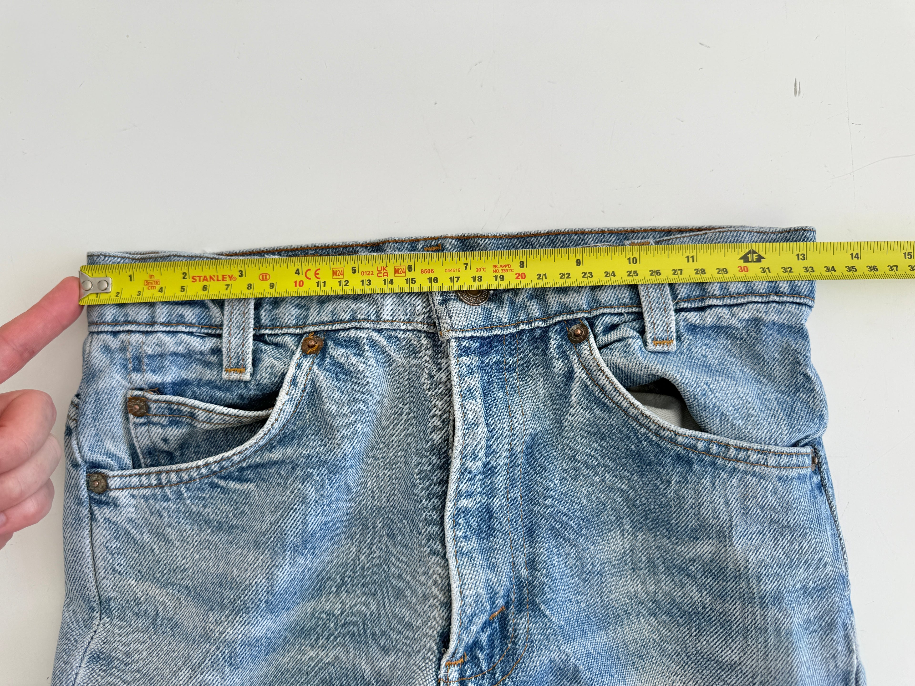 W25 L30 vintage Levis 716 25” measured waist light faded blue USA 70s 716s