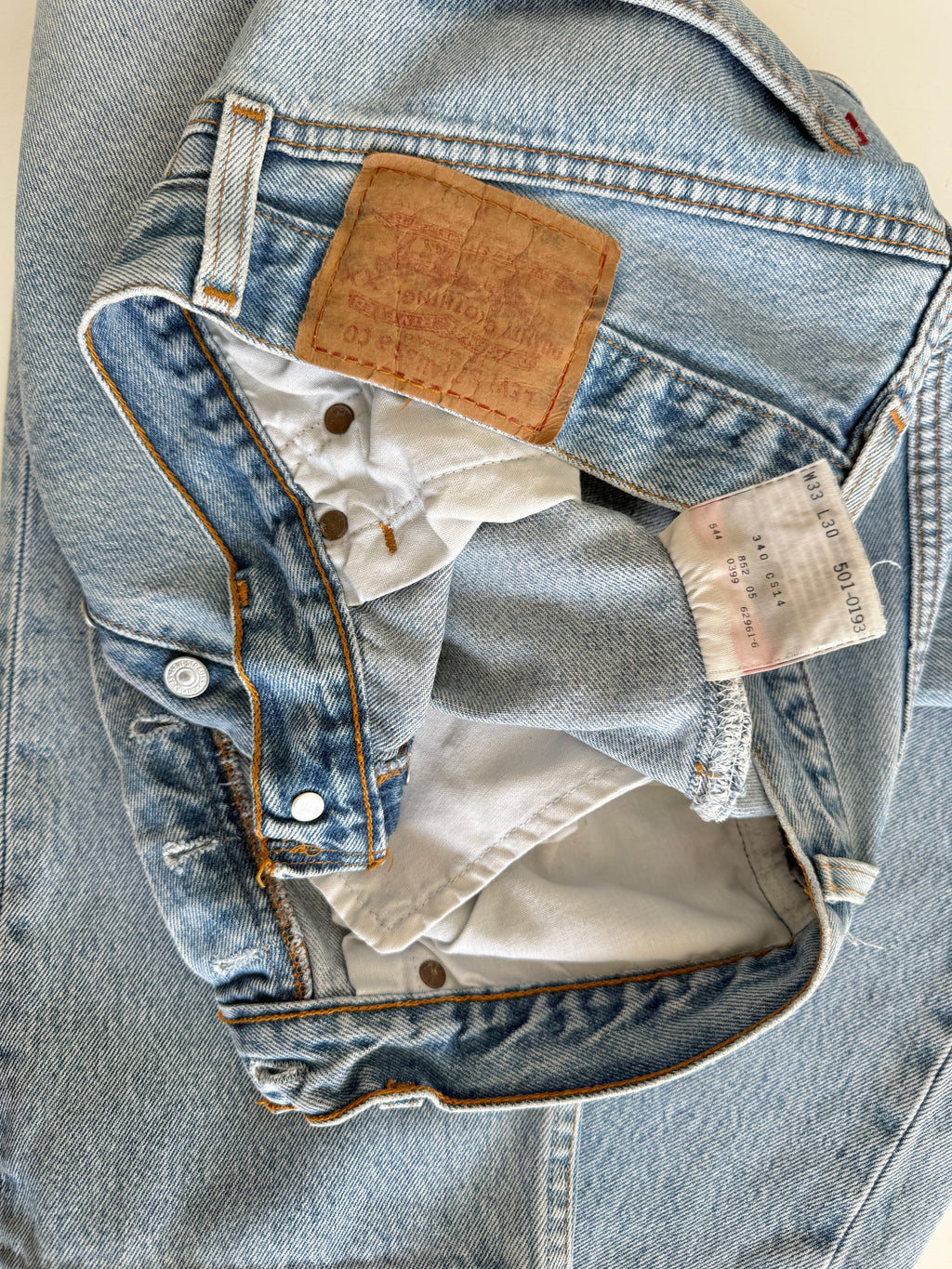 W31 L28 vintage Levis 501 light blue 30/31” measured waist 501s 90s USA