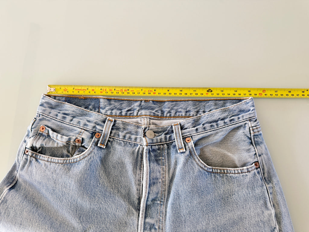 W31 L31 vintage Levis 501 30/31” measured lighter blue 90s USA Levi’s 501s