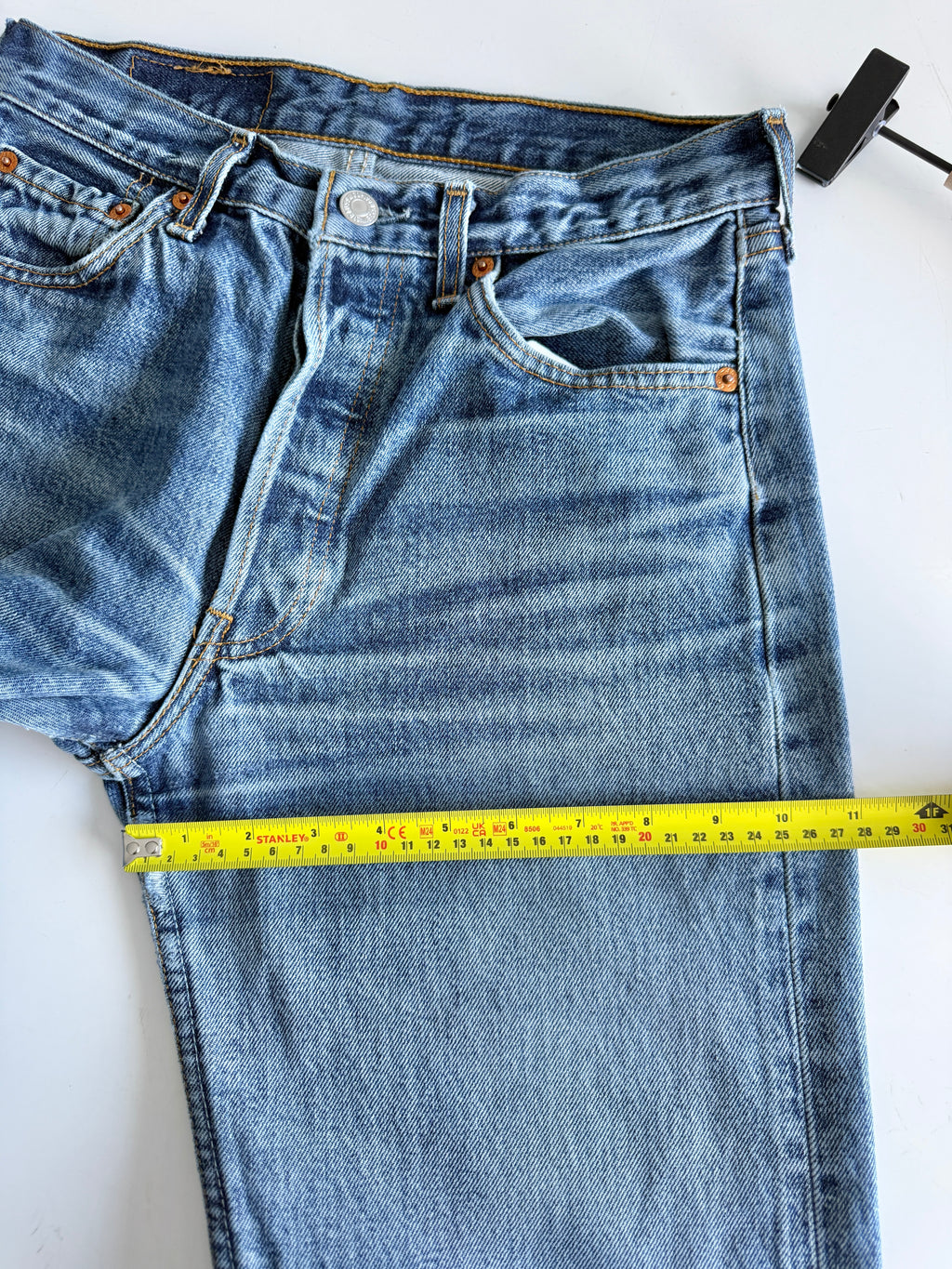 W27 L33 vintage Levis 501 27” measured medium blue denim 90s 501s