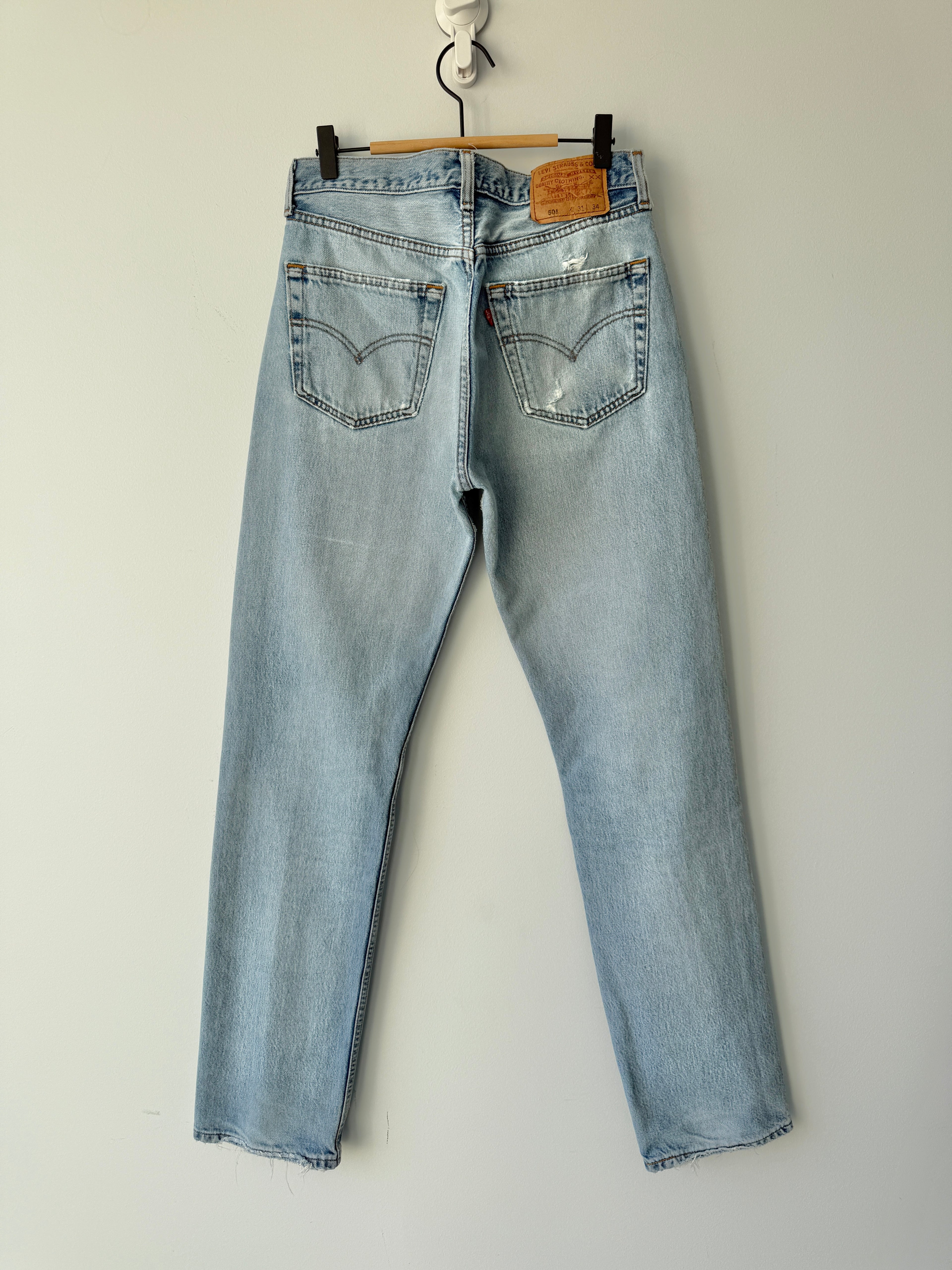 W29 L33 vintage Levis 501 29” measured light faded blue made in 90s