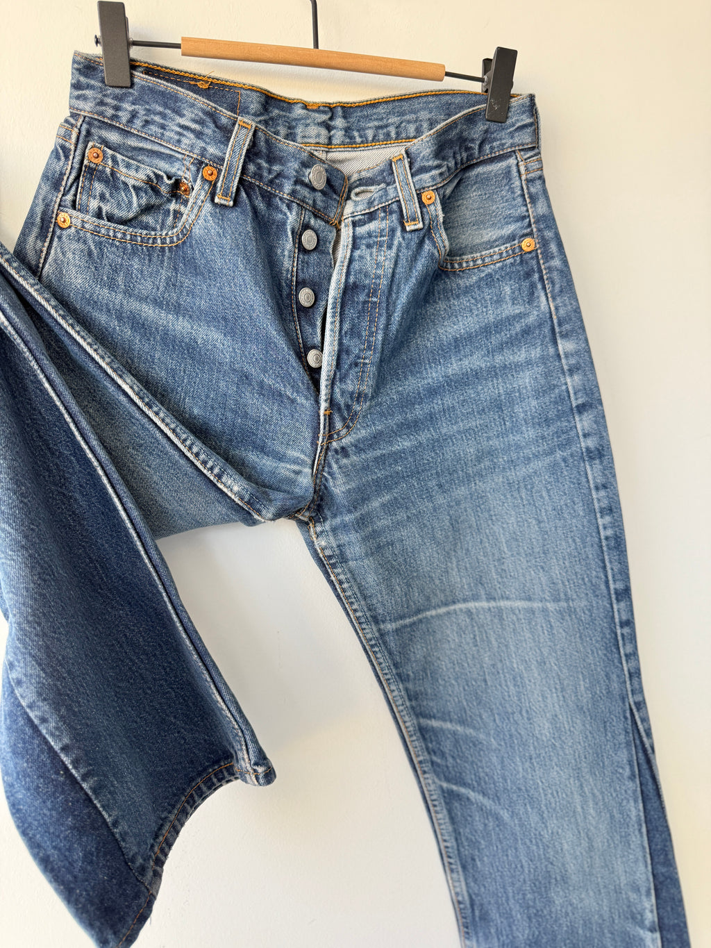 W27 L32 vintage Levis 501 26-27” measured dark blue denim made in 90s flare