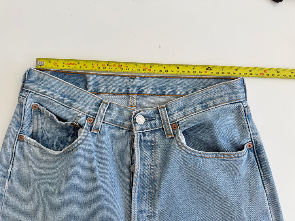 W29 L29 vintage Levis 501s 28/29” measured light blue fade denim 90s 501s