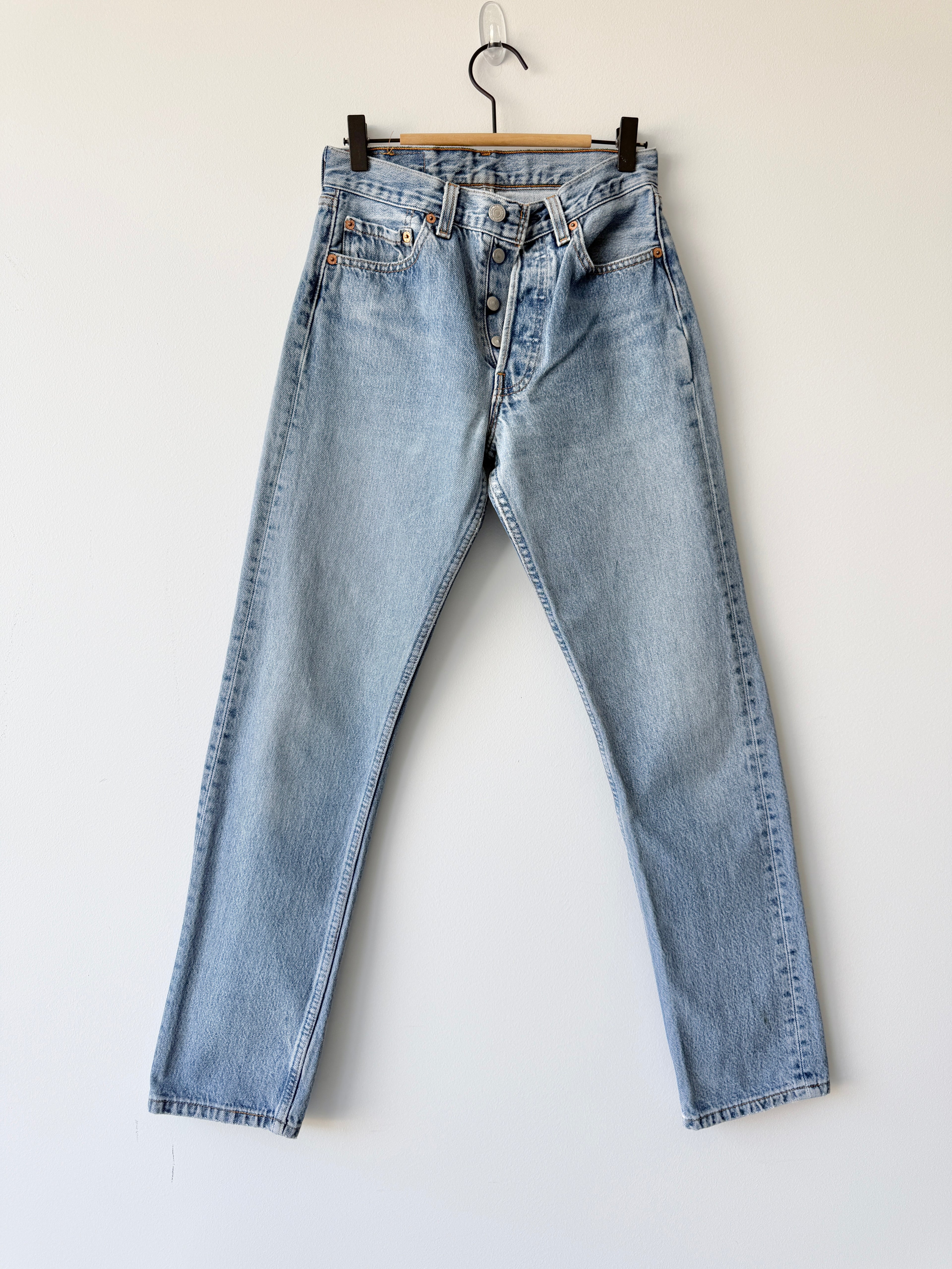 W25 L31 vintage Levis 501 24/25” measured waist medium light blue 501s 90s  USA nl