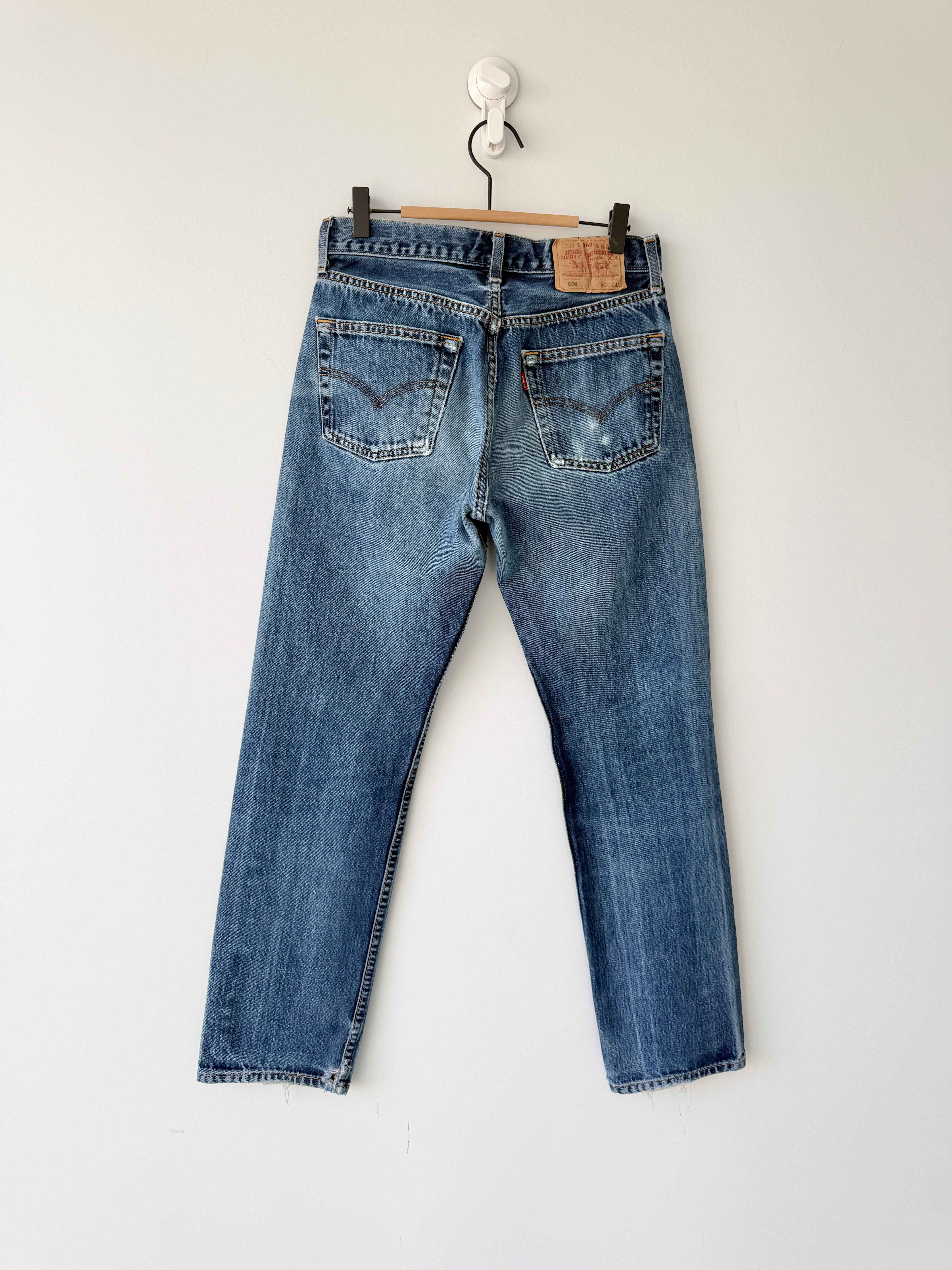 W28 L31 vintage Levis 501 27-28” measured dark faded blue Y2K Levi’s 501s