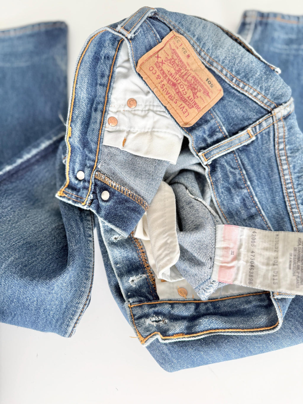 soft Levis 501s  vintage w22/23 L31 dark faded blue 501s made in U.K. 90s straight leg jeans 501 22”/23” waist (mayuk)