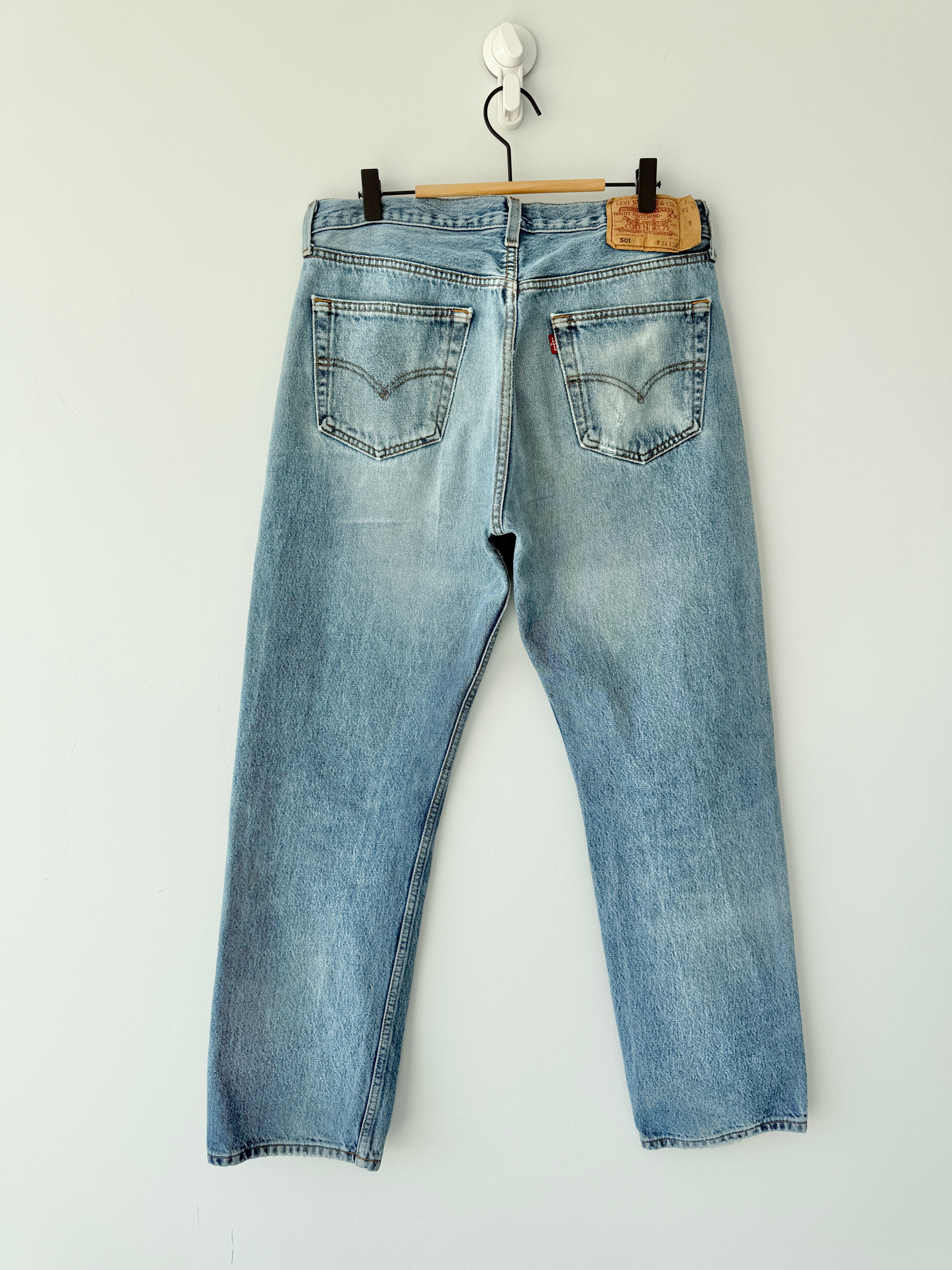 W32 L29 vintage Levis 501 31/32” measured medium blue denim Y2K Levi’s 501s wallet mark