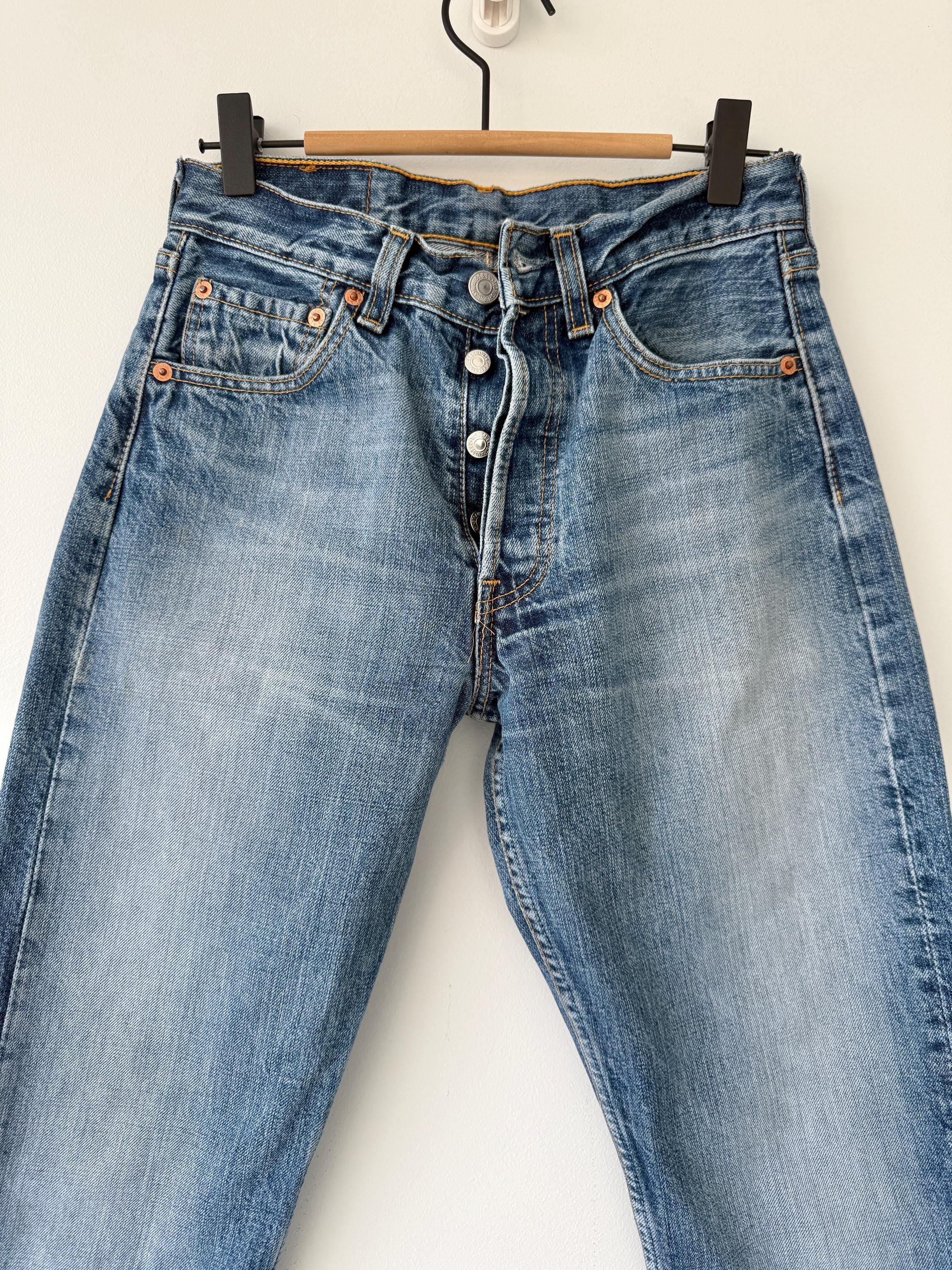 W25 L28 Levis 501 vintage 25” measured waist medium faded blue whiskers made in y2k