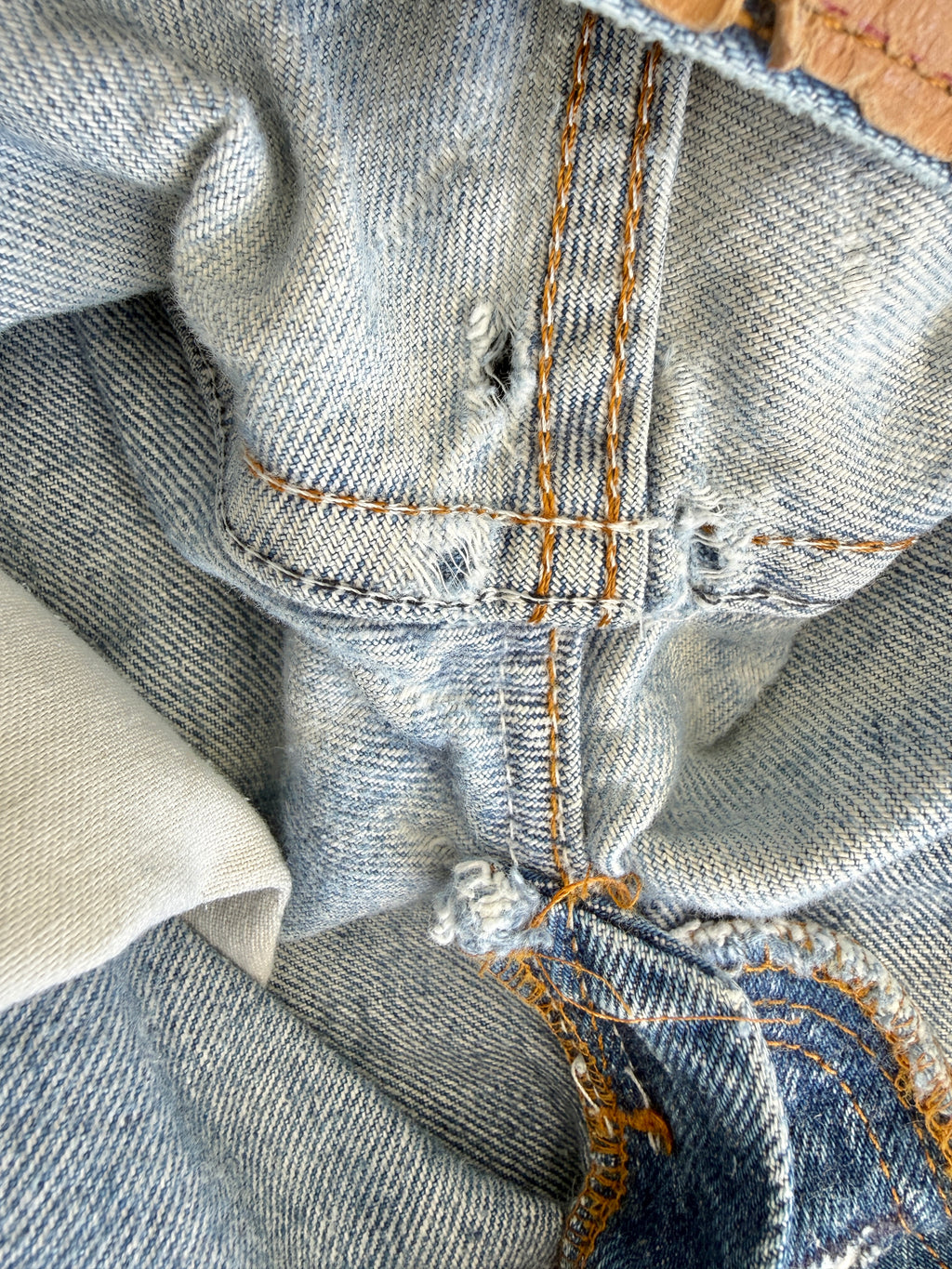 Soft denim W34 L29 vintage Levis 501 33/34” measured waist light faded blue distressed USA 90s 501s