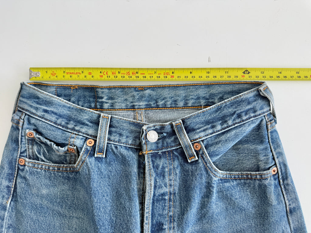 W26 L29 vintage Levis 501s 25/26” medium blue denim Levi’s 501s student fit 90s USA
