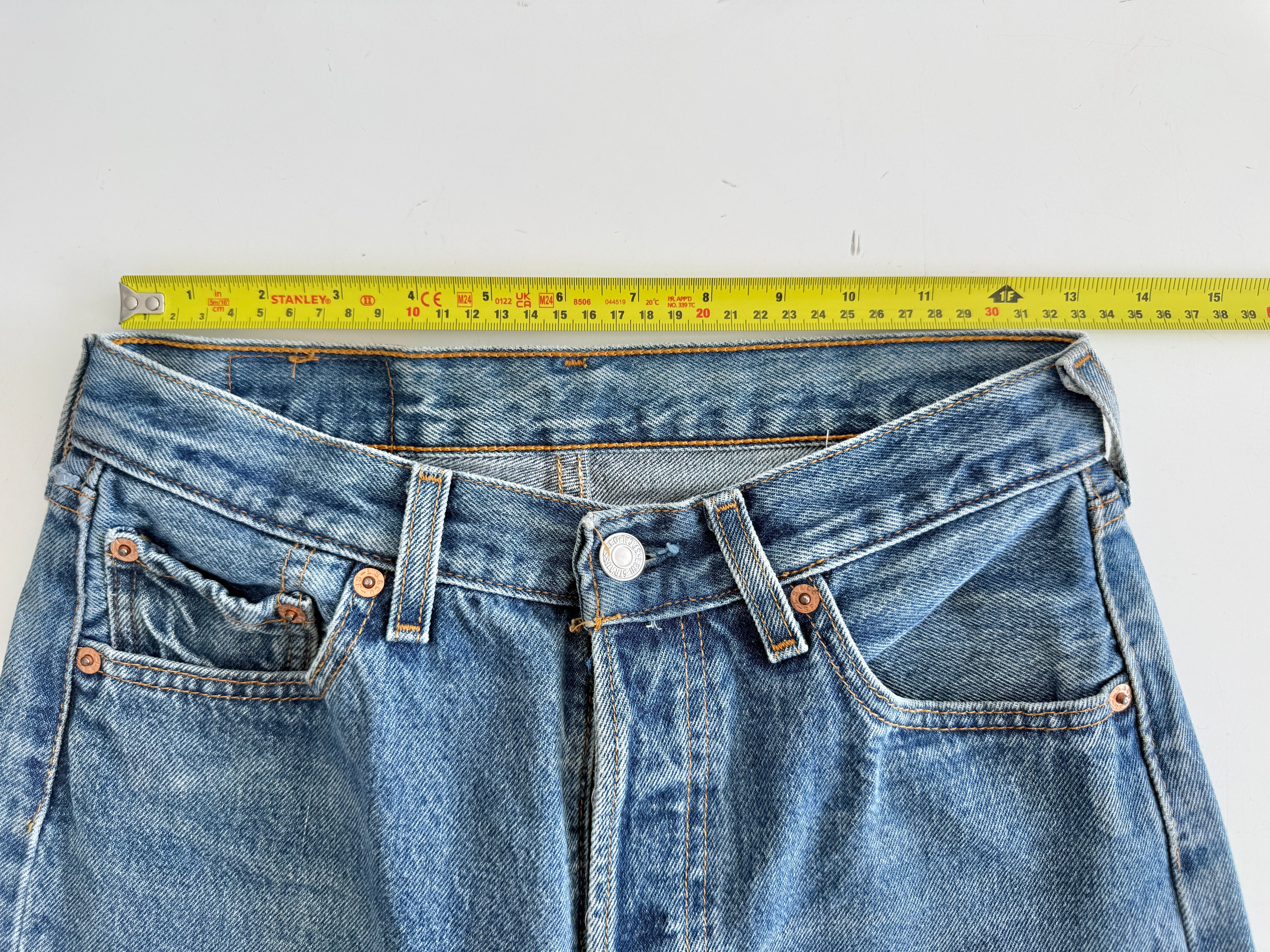 W26 L29 vintage Levis 501s 25/26” medium blue denim Levi’s 501s student fit 90s USA