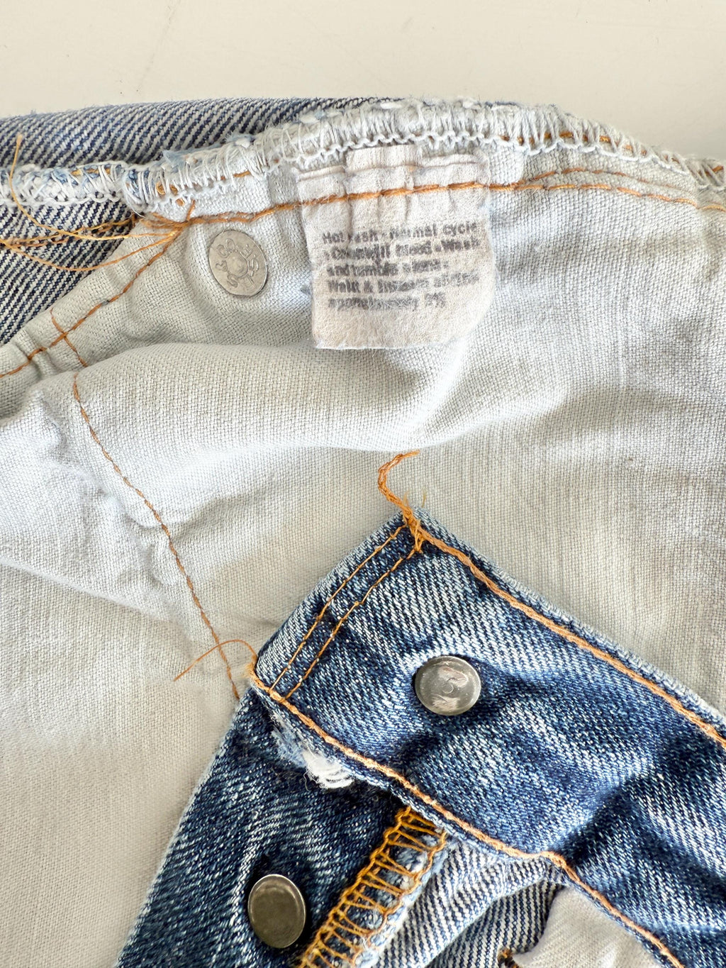 W27 selvedge Levis 501 vintage shorts 26-28” measured waist medium faded blue made in USA 70/80s