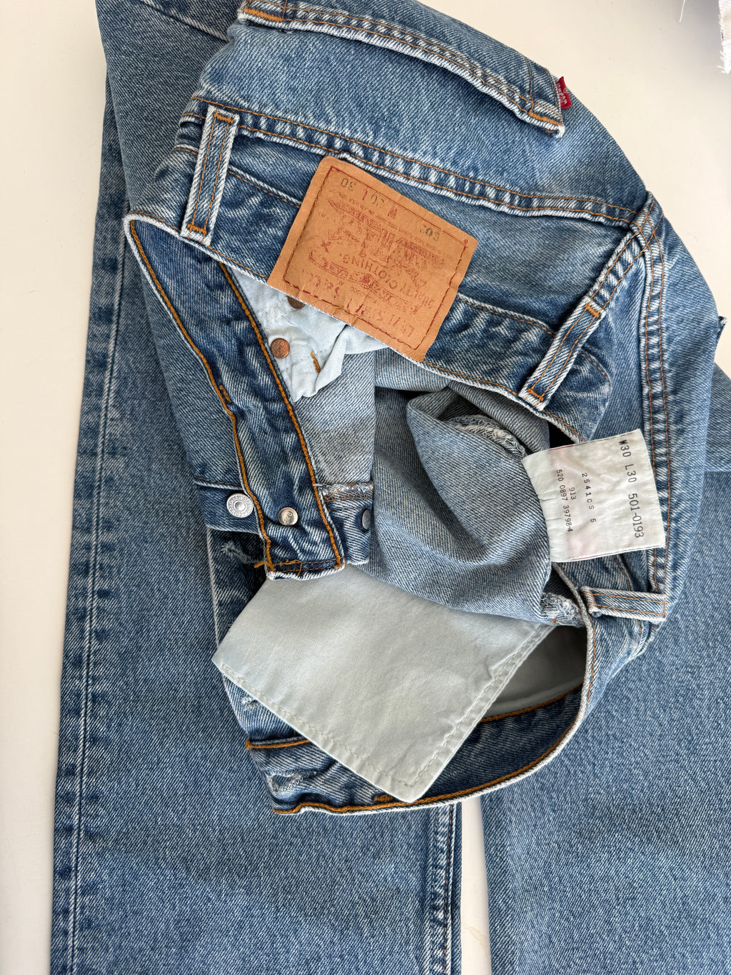 W29 L29 vintage Levis 501 28/29” measured waist dark blue 90s USA 501s
