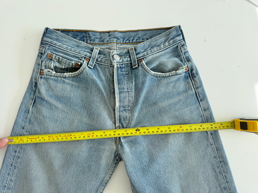 W26 L31 vintage Levis 501 25/26” measured waist medium light blue 501s Y2K denim