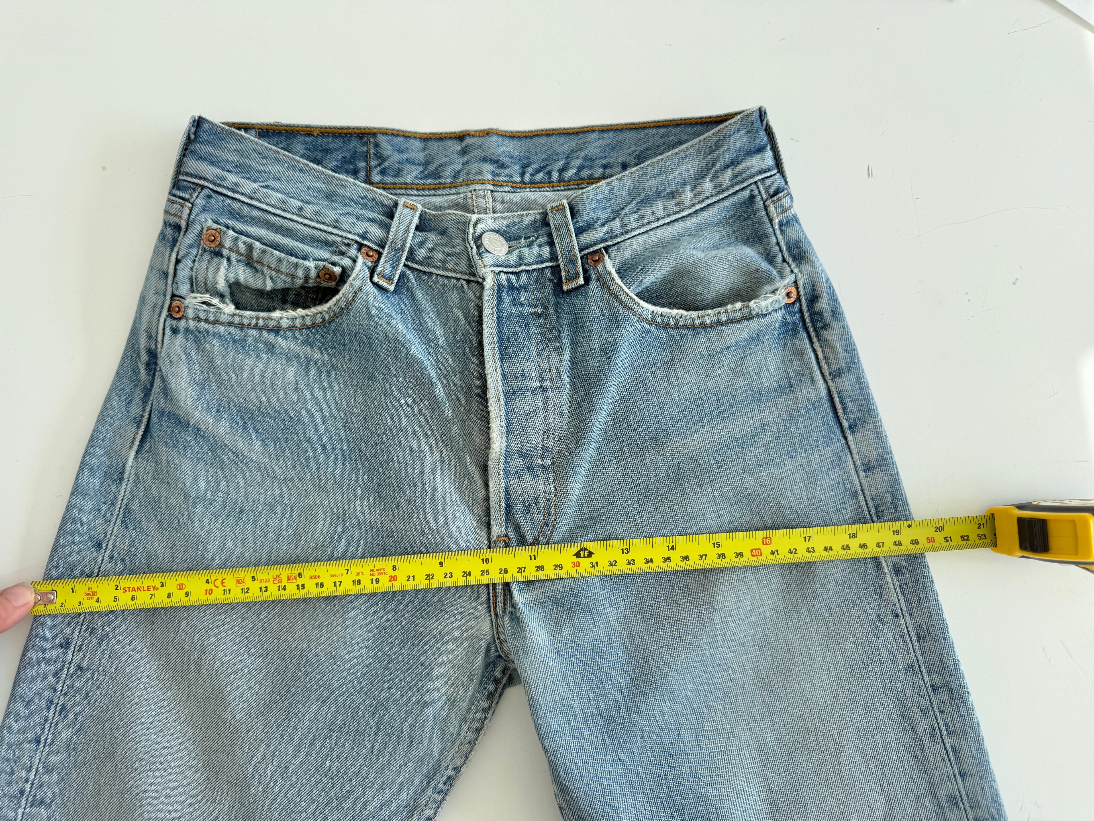 W26 L31 vintage Levis 501 25/26” measured waist medium light blue 501s Y2K denim