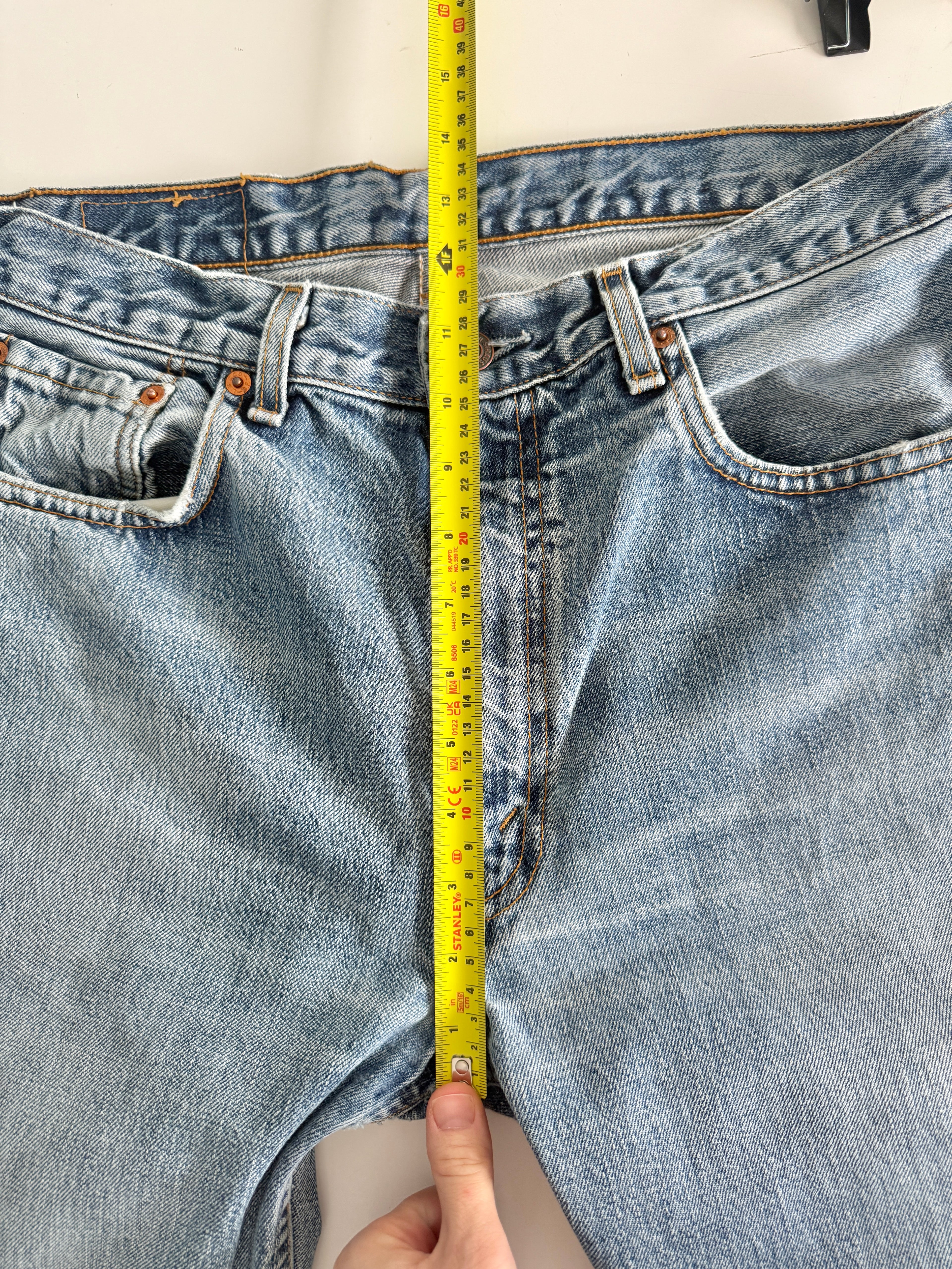 W32 L33 vintage Levis 505 31-32” measured medium faded blue 90s Levi’s 505s