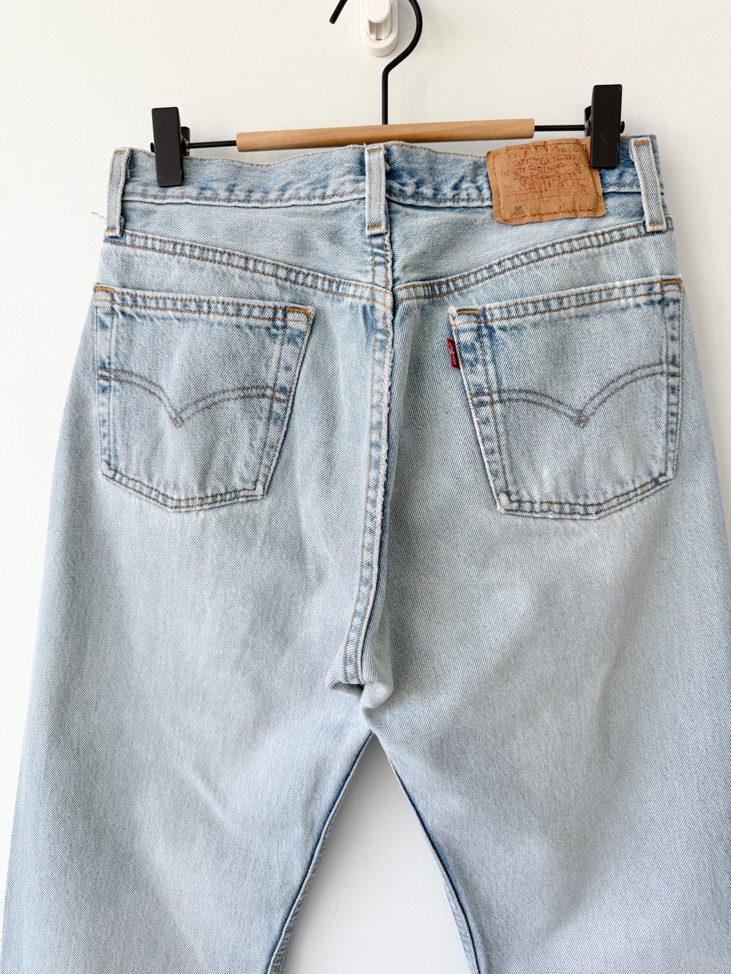 Distressed W28 L29 vintage Levis 501 27/28” measured light faded blue denim 90’s 501s USA student fit