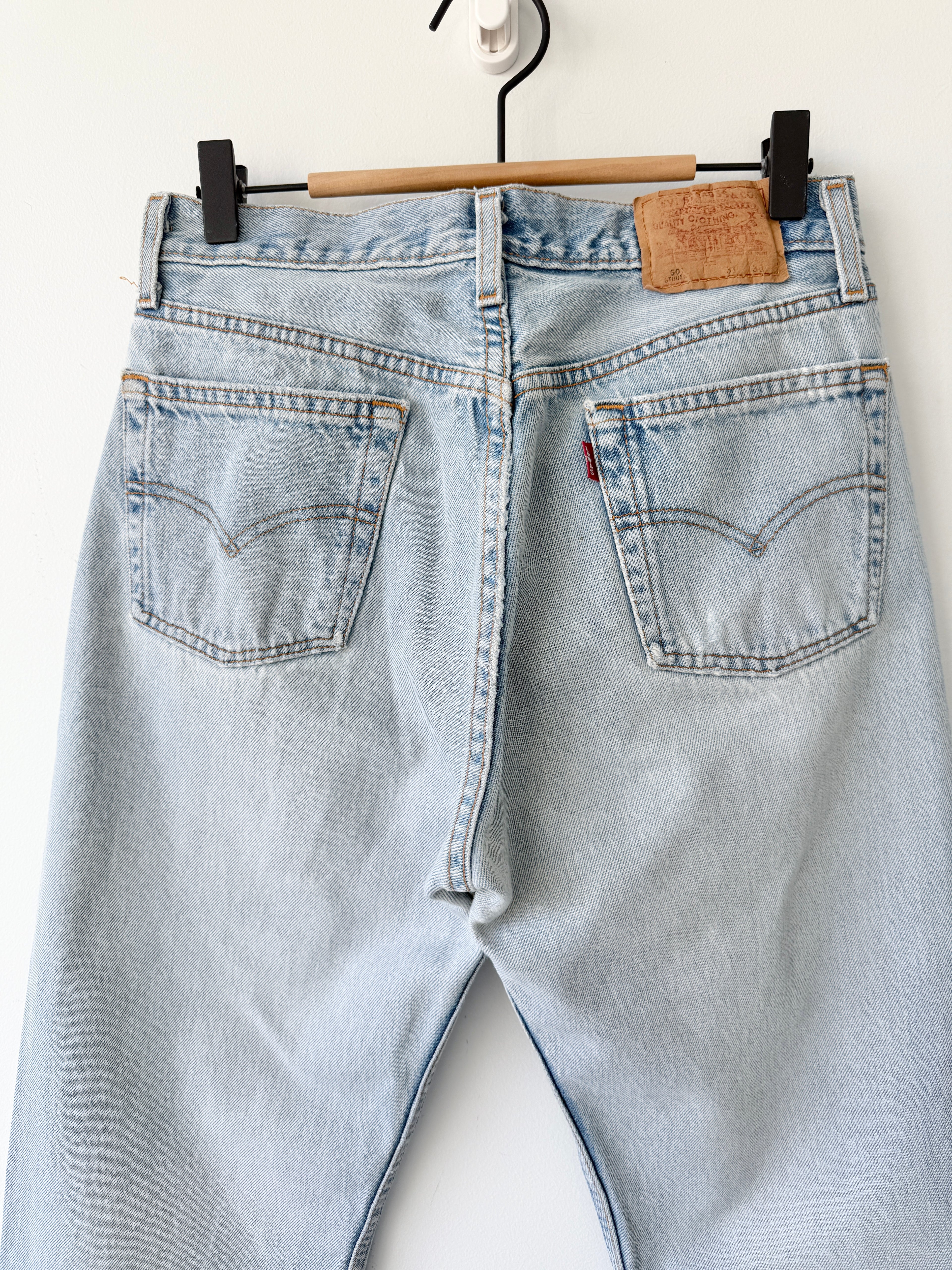 Distressed W28 L29 vintage Levis 501 27/28” measured light faded blue denim 90’s 501s USA student fit