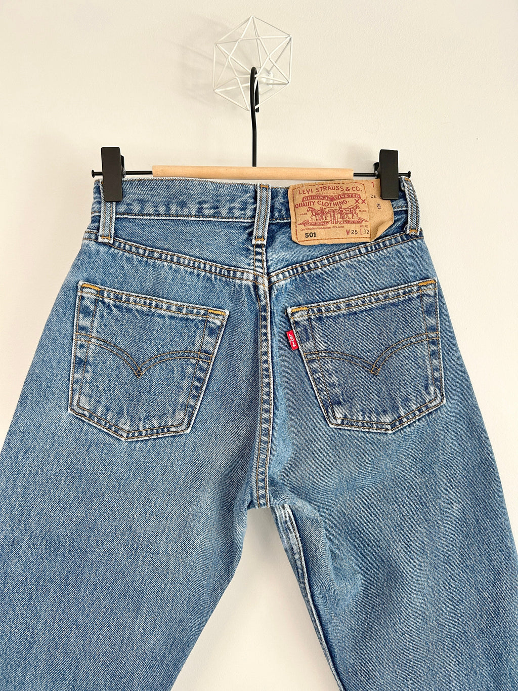 Levis 501 vintage w23 L31 Levi’s 501 faded medium blue 90s Levi’s blue faded blue straight leg blue 501 vintage blue 501 worn vintage Levi’s