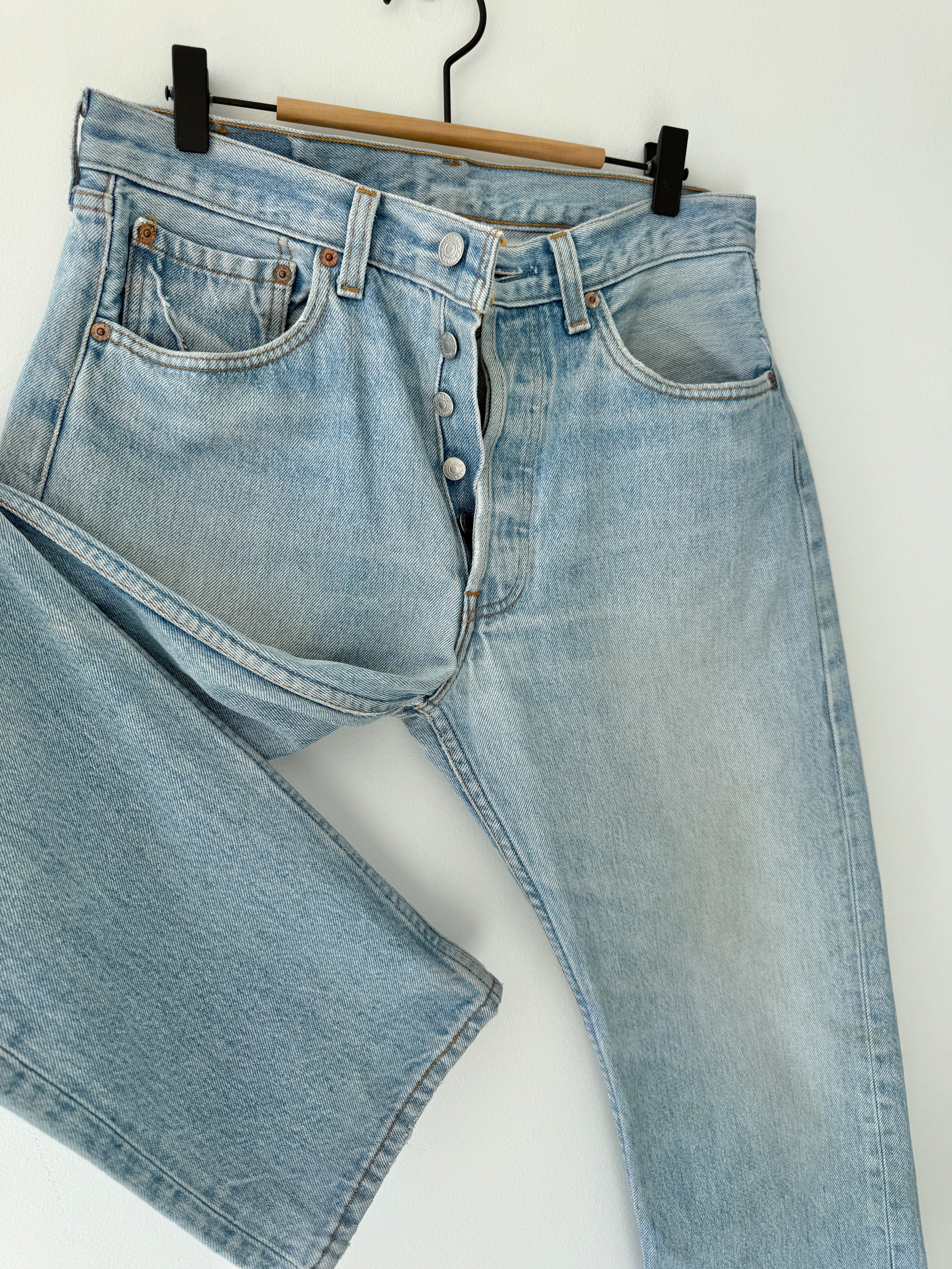 W30 L29 vintage Levis 501xx 30” measured waist light faded blue USA 90s  501xx