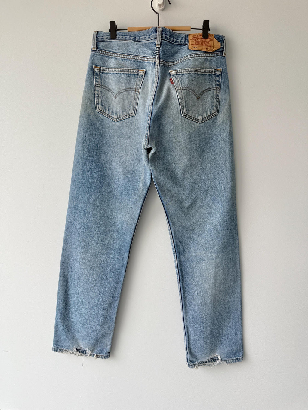 W33 L31 Levis 501 vintage 33” measured waist medium blue made in y2k