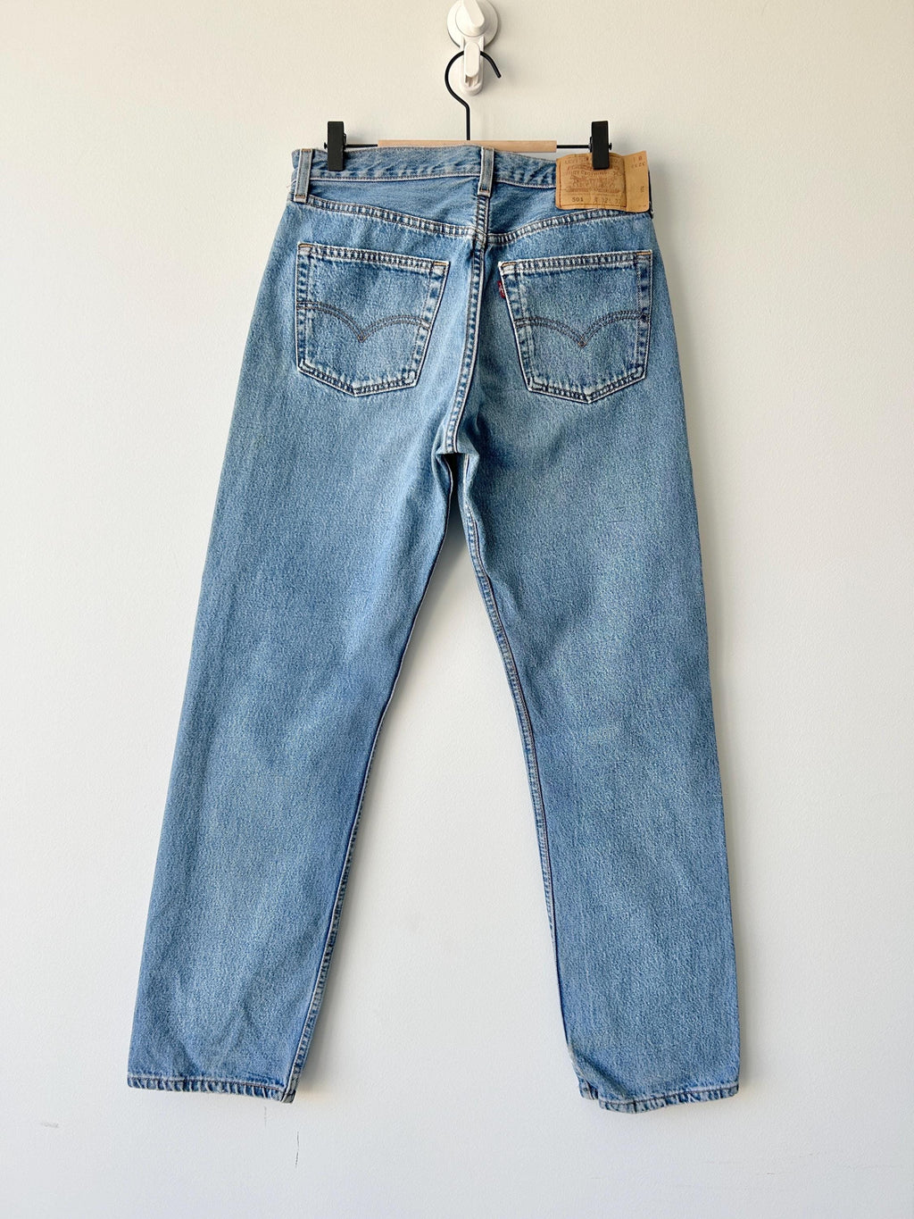 w29 L31 Levis 501 vintage Levi’s medium blue straight leg Levi’s 501 made in USA vintage Levi’s 501  (29” waist)