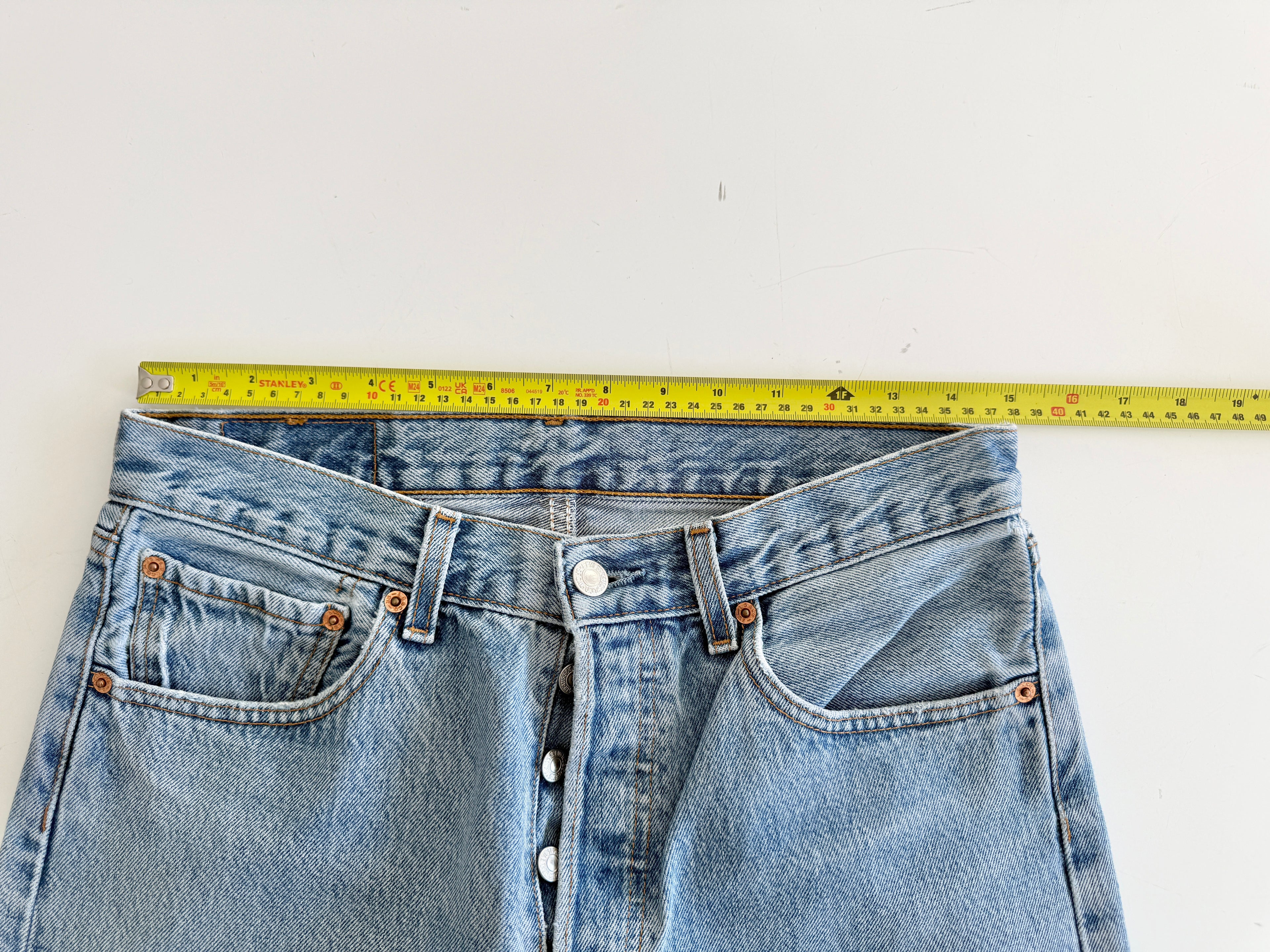 W29 L31 vintage Levis 501 27-28” light medium blue Y2K Levi’s 501s
