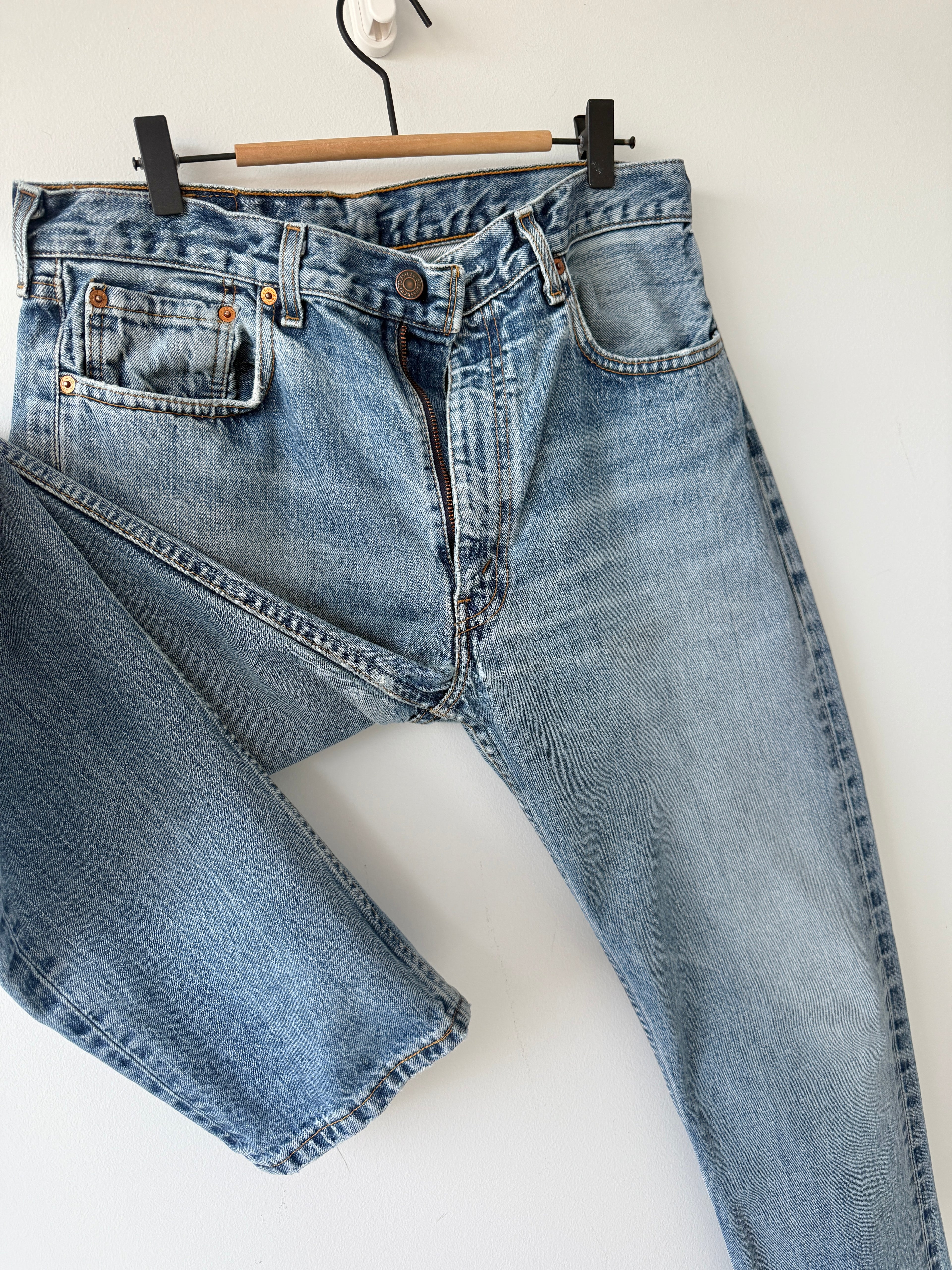 W32 L33 vintage Levis 505 31-32” measured medium faded blue 90s Levi’s 505s