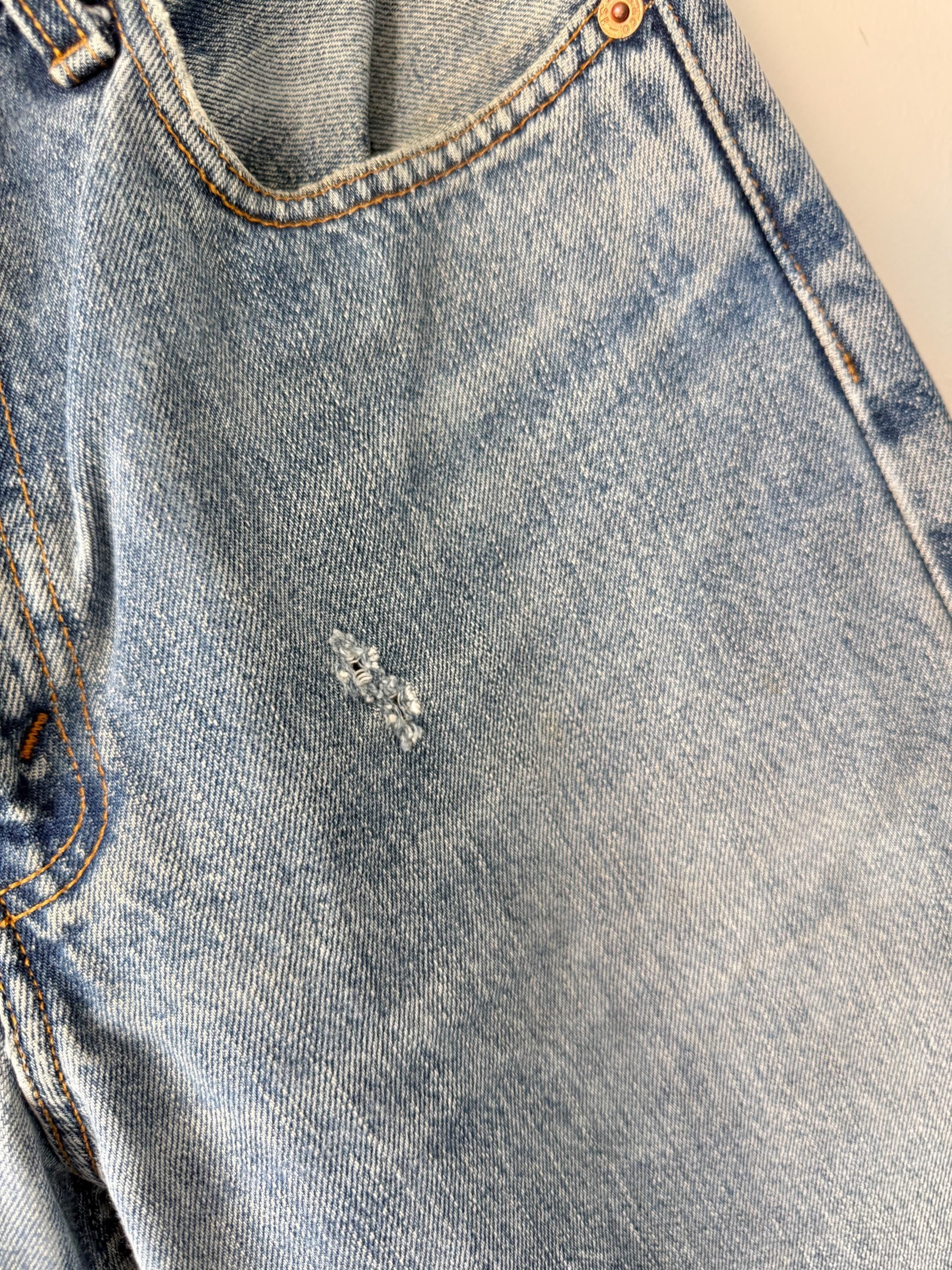 W30 L31 vintage Levis 505 29-30” measured waist medium blue denim made in 90s