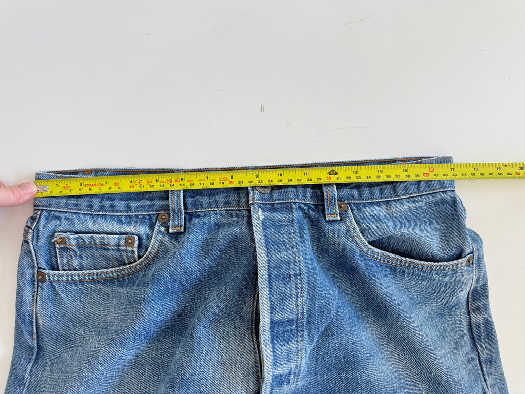 W33 L29 vintage Levis 501 32/33” dark blue faded Levi’s 501s USA 80s