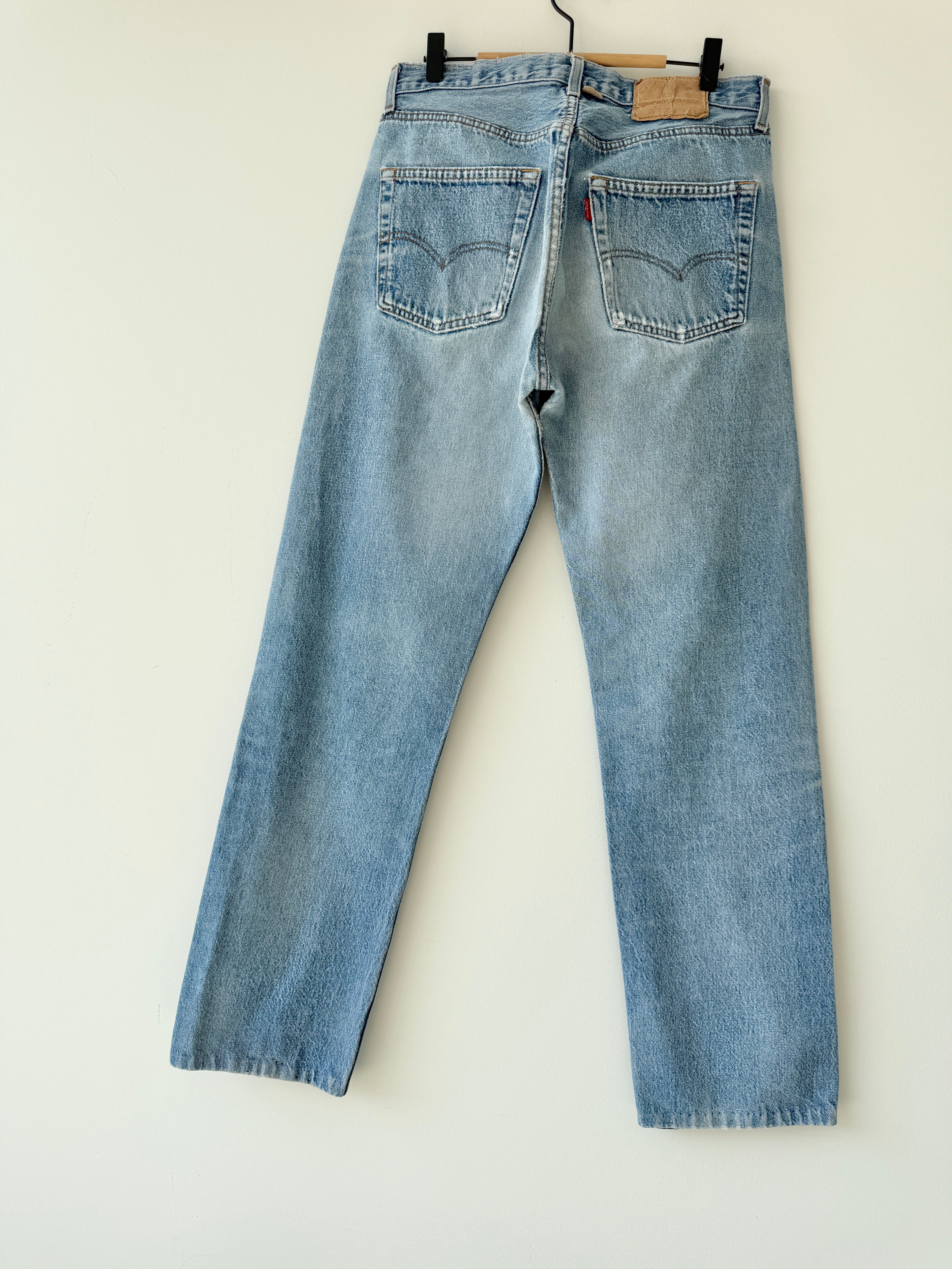 W31 L31 vintage Levis 501 30/31” measured waist light faded blue 80s 501s