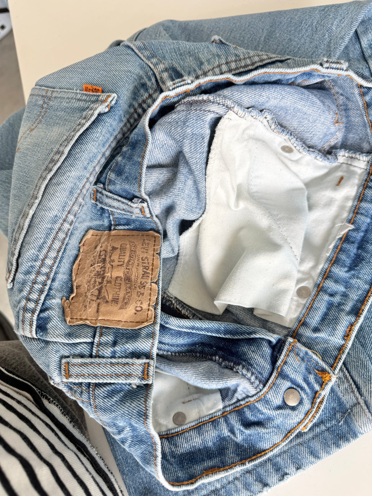 W28 L27 vintage Levis orange tag light blue faded 28” measured waist 501s 80s
