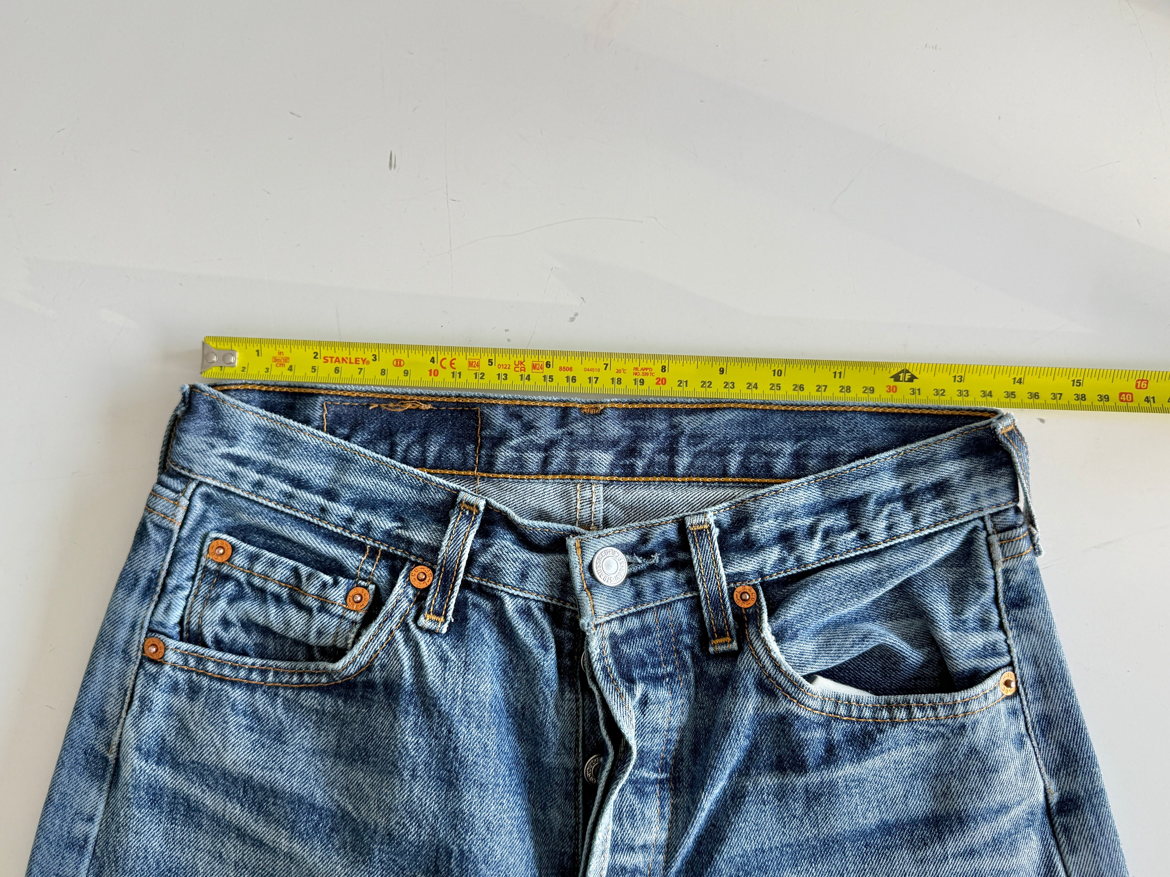 W27 L33 vintage Levis 501 27” measured medium blue denim 90s 501s