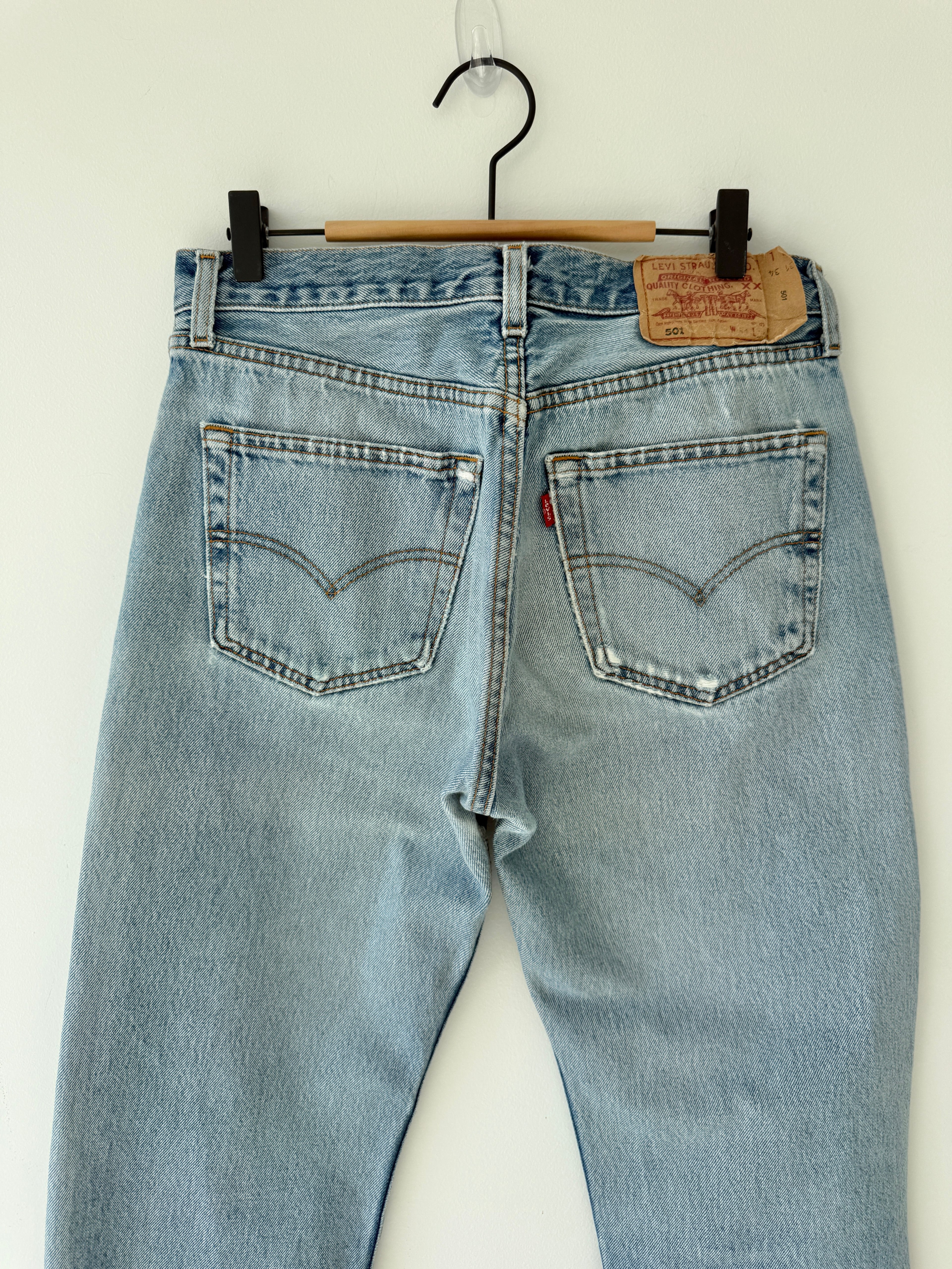 W28 L33 vintage Levis 501 28” measured waist light blue 90s 501s