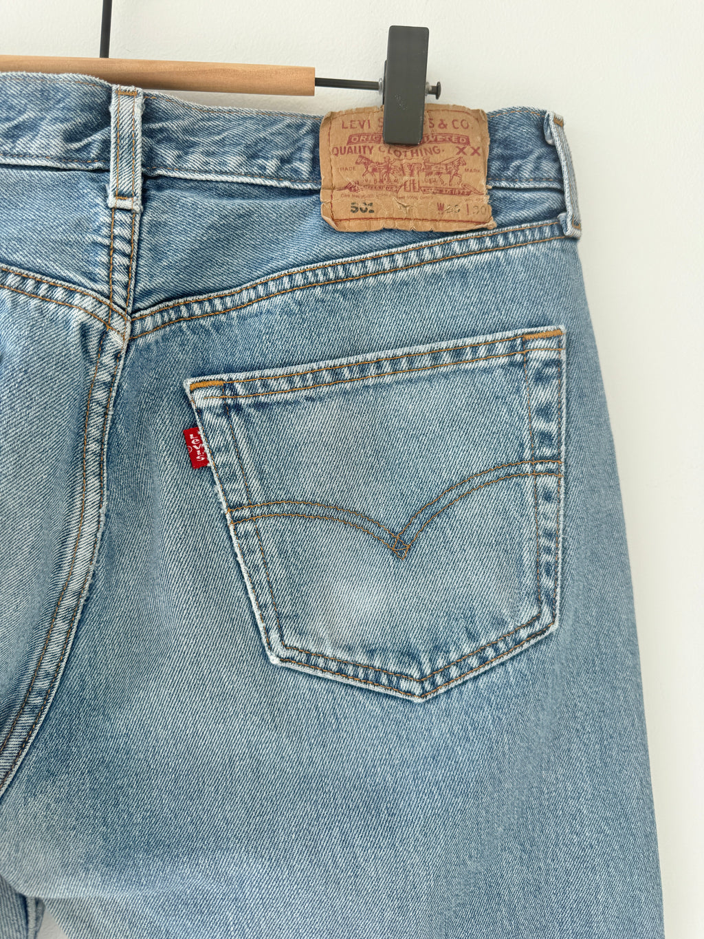 W31 L29 vintage Levis 501 30/31” measured waist medium faded blue wallet mark Y2K 501s