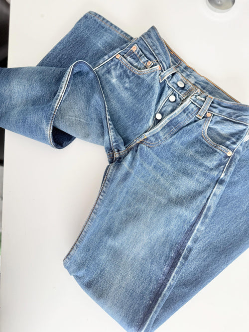 soft Levis 501s  vintage w22/23 L31 dark faded blue 501s made in U.K. 90s straight leg jeans 501 22”/23” waist (mayuk)