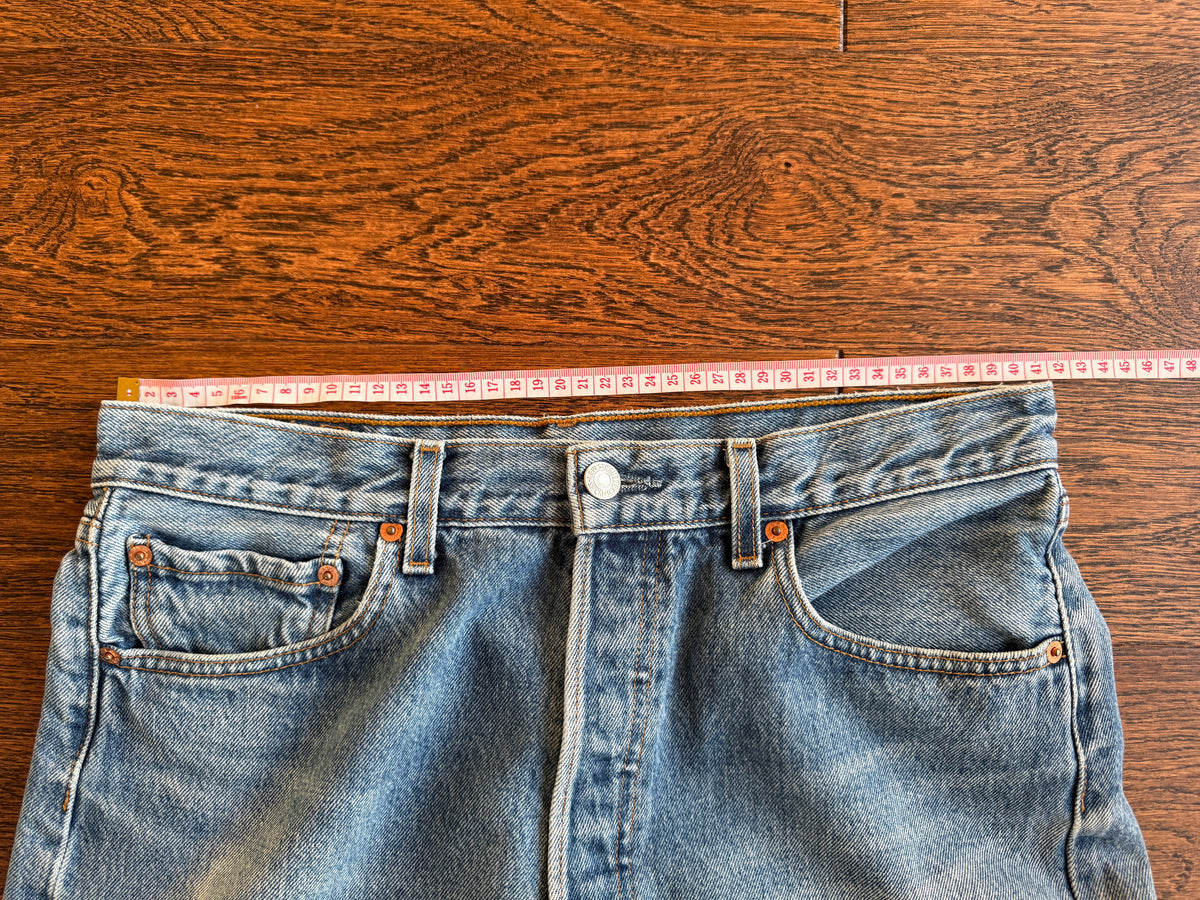 W32 L33 vintage Levis 501s 31/32” measured medium blue faded Y2K 501s