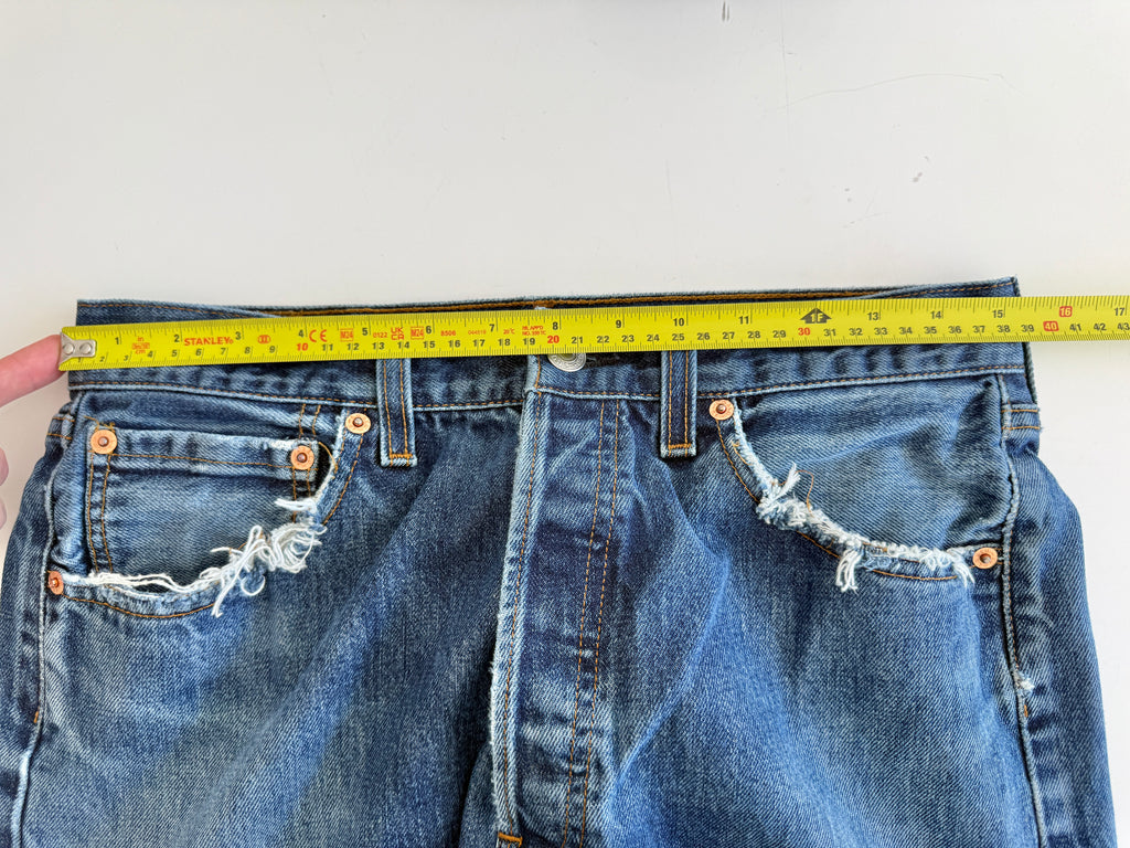 W29 L30 vintage Levis 501 29” measured waist dark indigo faded blue 501s Y2K