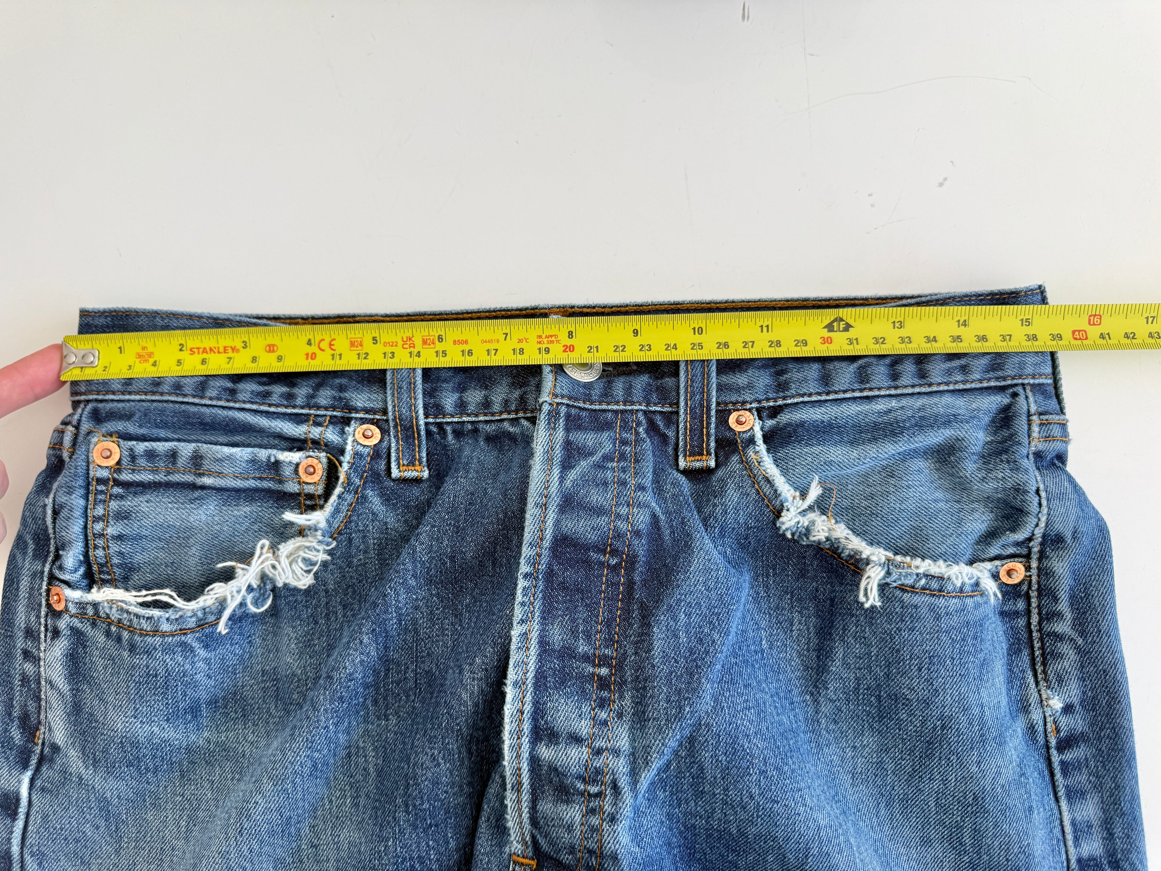 W29 L30 vintage Levis 501 29” measured waist dark indigo faded blue 501s Y2K
