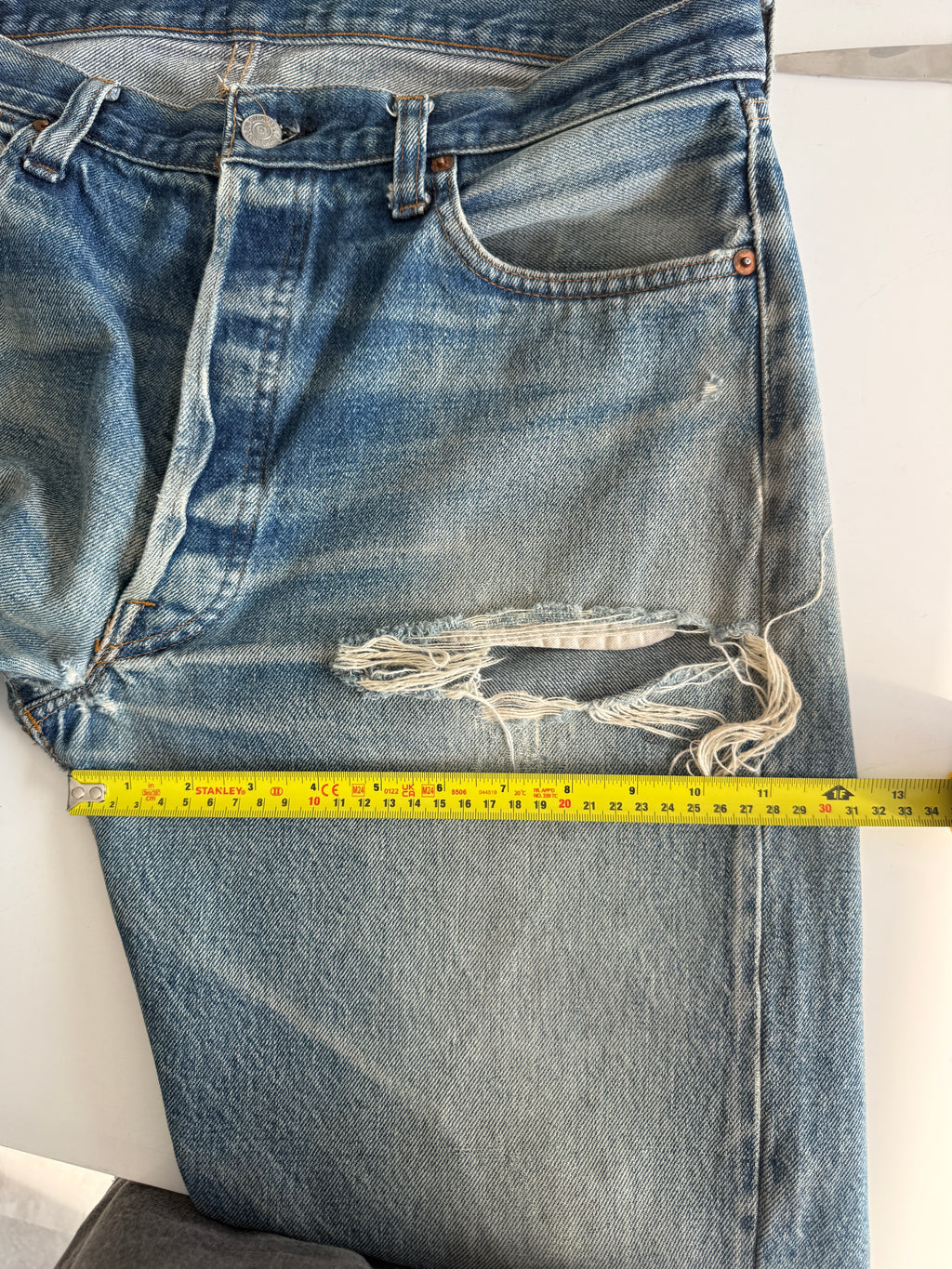 Selvedge soft W34 L28 vintage Levis 501xx 32/34” measured waist light faded blue USA 70s  501 selvedge