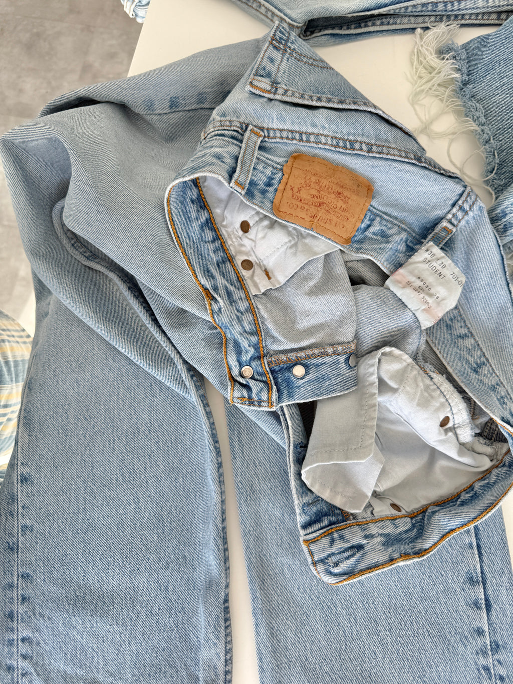 W27 L29 vintage Levis 501 27” measured waist light blue 501s 90s USA student fit denim