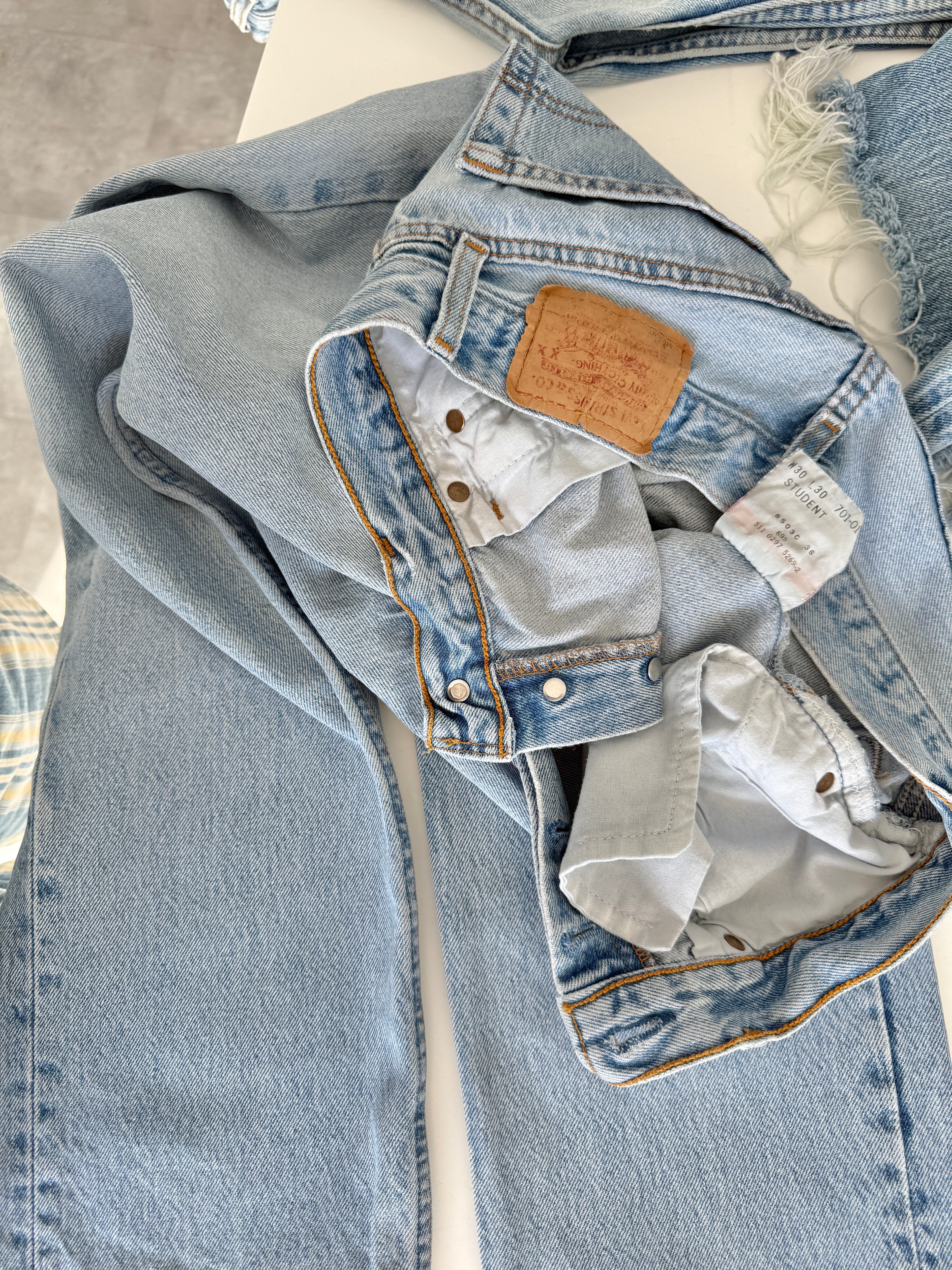 W27 L29 vintage Levis 501 27” measured waist light blue 501s 90s USA student fit denim