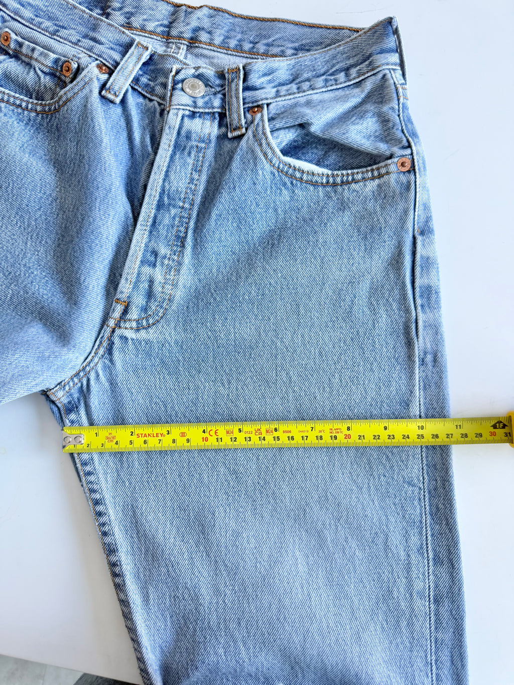 W25 L28 vintage Levis 501 medium blue faded 25” measured waist 90s levis 501s
