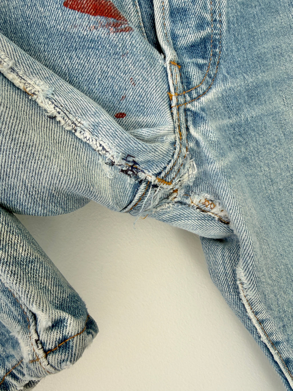 Selvedge W27 L30 vintage Levis 501 26-27”measured medium blue 80s USA 501 selvedge distressed & paint 501s