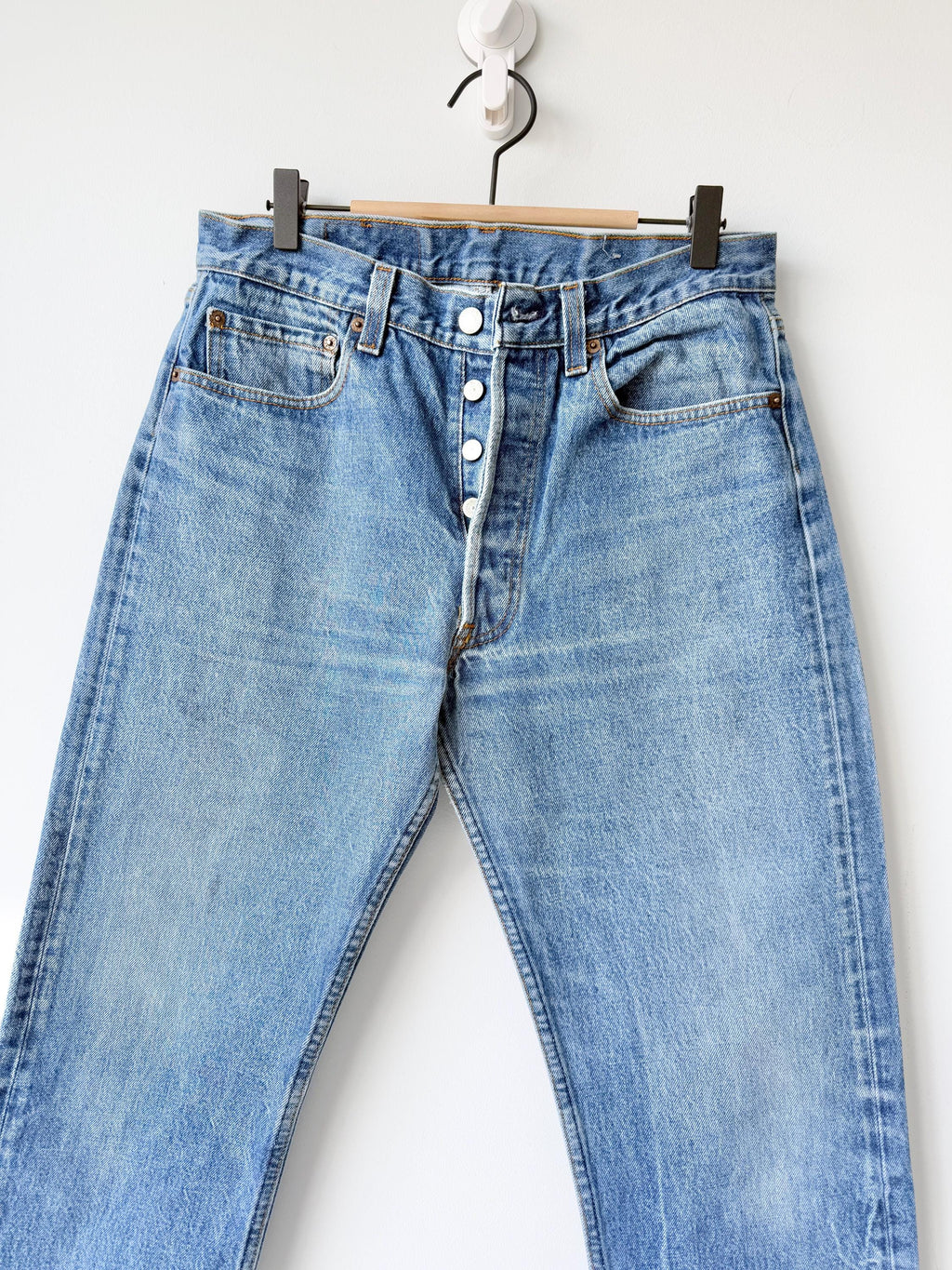 Levis 501s  vintage w30 L26 medium blue 501s made in USA 80s straight leg jeans 501 28”/30” waist