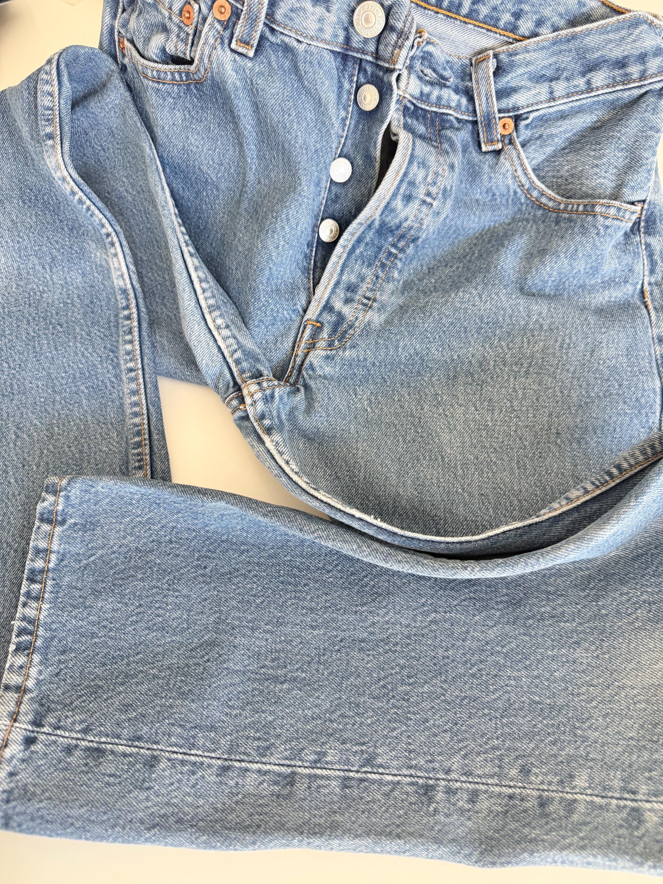 W27 L29 vintage Levis 501 26-27” measured waist medium blue denim made in Y2K